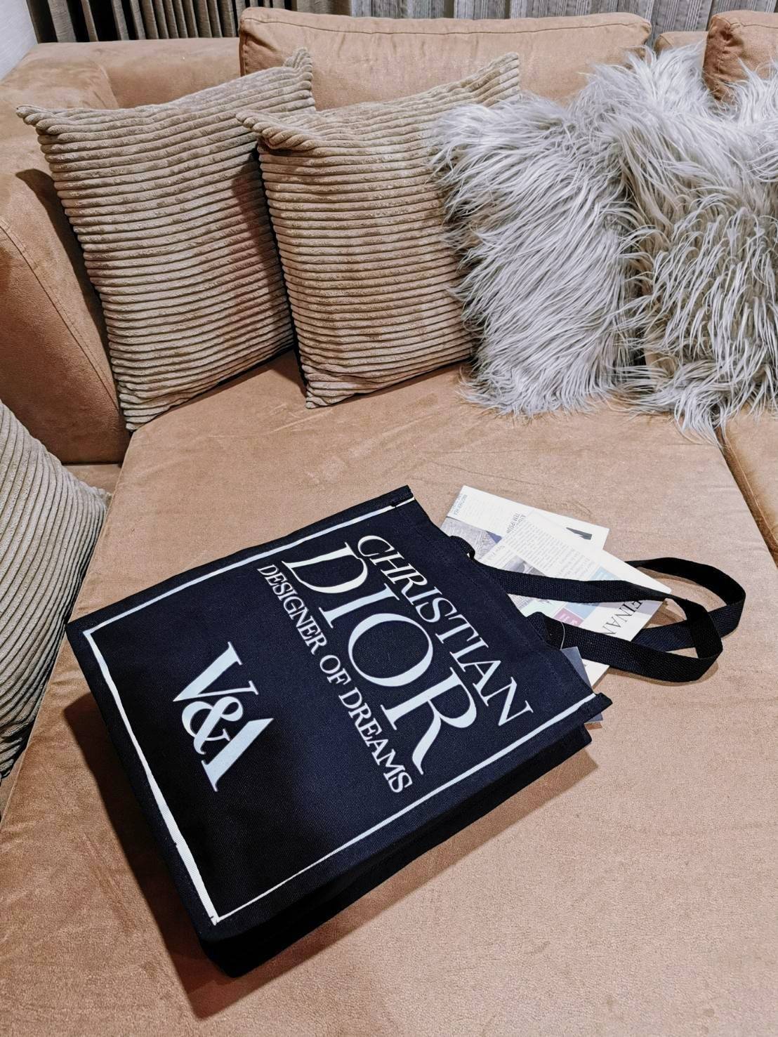 Christian Dior Quote Tote Bag x V&A Gift With Purchase (GWP Event Exhibition) กระเป๋าทรง Shopping Bag พรีเมี่ยมกิ๊ฟรุ่นยอดนิยม item สุด Hit สุด Hot ดารา Celeb ทั้งไทยและ Hollywood แนะนำสุดๆจาก Christian Dior รุ่นนี้ Limited Edition จาก Designer of Dreams 