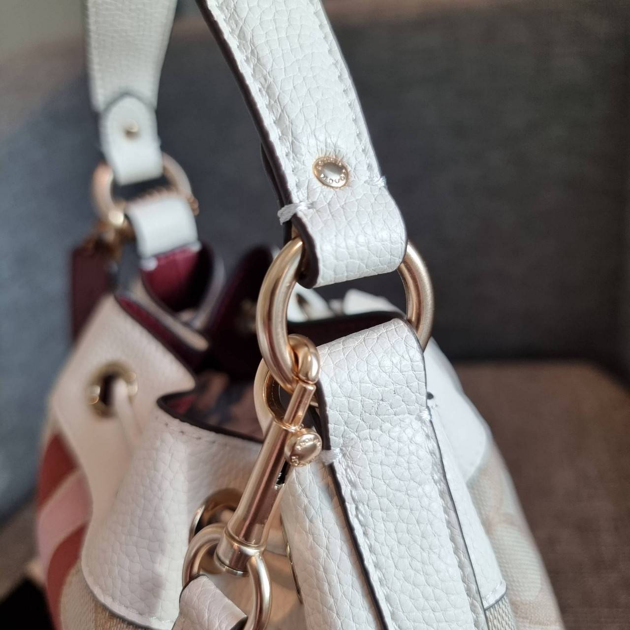 OUTLET 】COACH DEMPSEY DRAWSTRING BUCKET BAG IN SIGNATURE JACQUARD WITH STRIPE AND COACH PATCH C4101 C4102 พี่สาวใบใหญ่สุดสวยมาแล้วจ้า!! กระเป๋าทรงถังไซส์ใหญ่ ที่สาวๆรอคอย ใช้งานง่ายด้วยการรูดหนังปิดรอบปากกระเป๋า ทุกอย่างลงตัวที่สุด!! โดดเด่นด้วยลวดลายสีสั