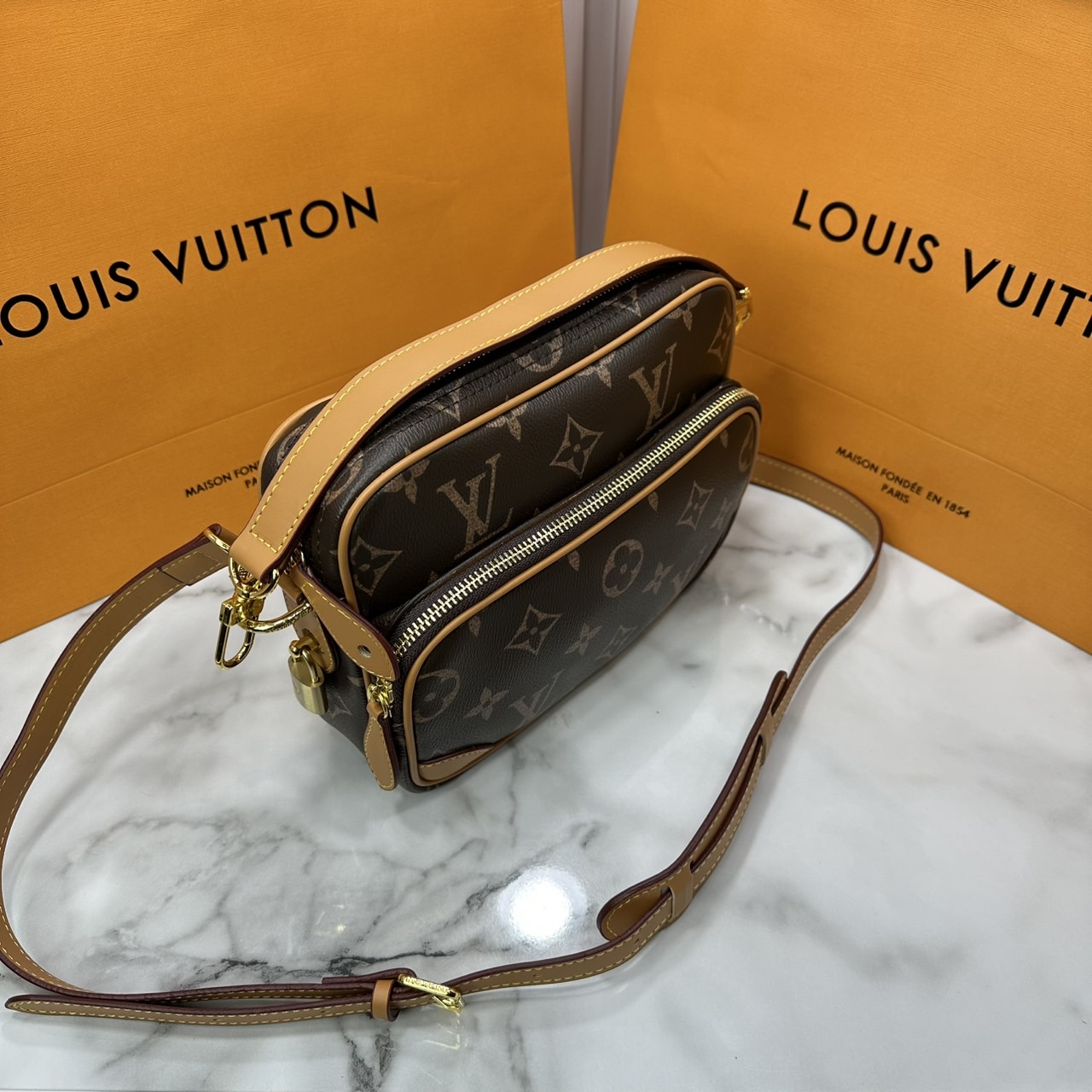 LV Nil bag Monogram Canvas กระเป๋าสะพายทรงแมสเซ็นเจอร์สไตล์วินเทจ ครอสบอดี้รุ่น Nil หรูหรา พิมพ์ลาย โมโนแกรมพาตินา VVT ช่วยขับเน้นลุควินเทจให้โดดเด่น