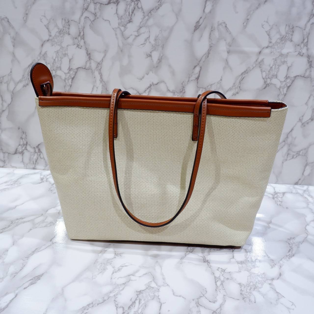 Charles & Keith Black Textured Tote Bag ฮอตฮิตตลอดกาลสำหรับรุ่นนี้ รุ่นยอดนิยม!! มากี่รอบกี่รอบก็ขายดี ใครไม่มีรุ่นนี้ติดตู้ไว้ถือว่าเชยมาก(!!) กระเป๋าสะพายทรง Shopping bag ใบใหญ่จุของได้ใจ น้ำหนักเบา โดดเด่นด้วย Textured วัสดุสานรอบใบ ตัดขอบหนัง สวยอยู่ท