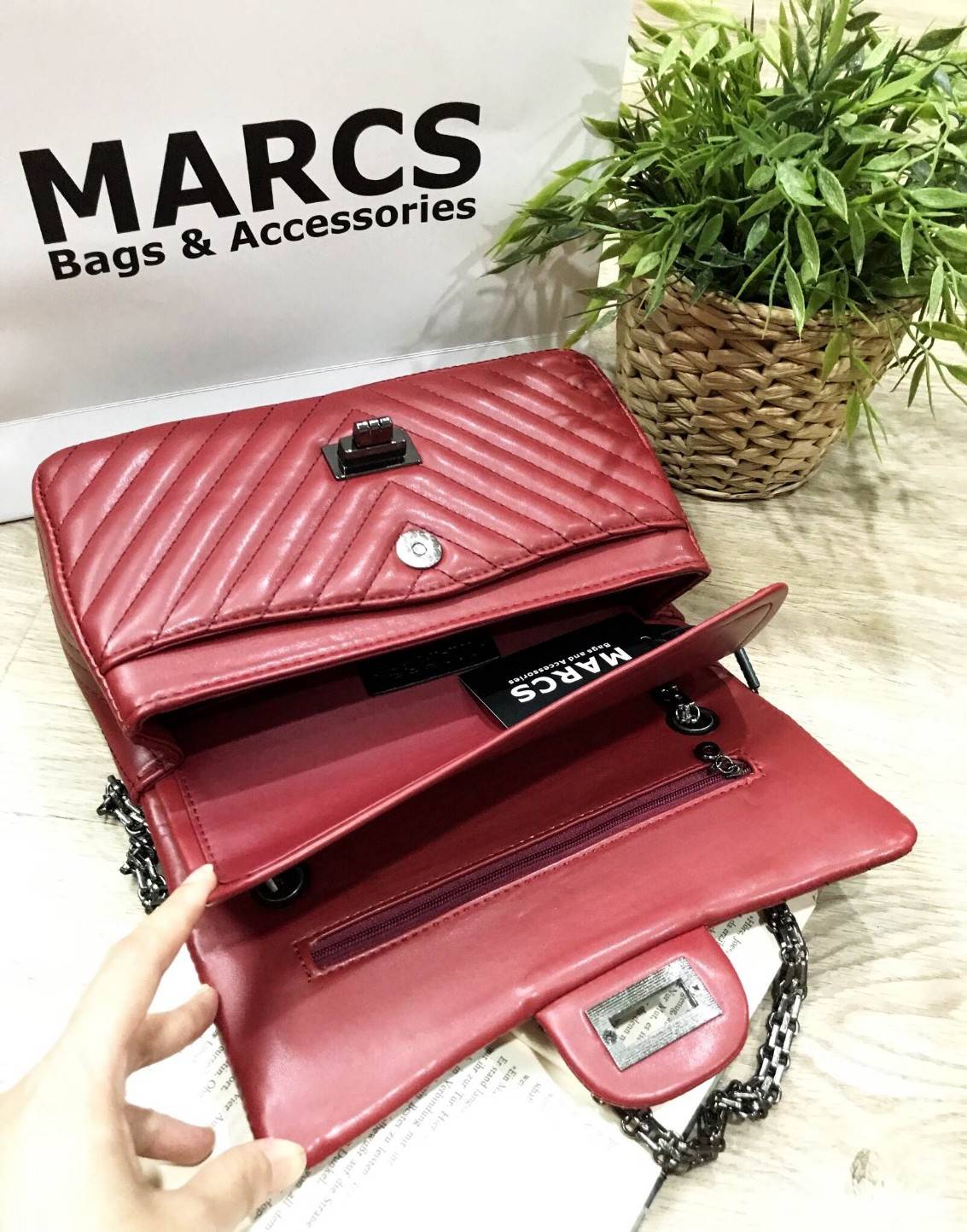 MARCS WOMAN QUILTED CHAIN SHOULD BAG New arrival! กระเป๋าสะพาย วัสดุหนังแกะสังเคราะห์ นิ่มสวย อยู่ทรง ลาย chevron สไตล์ Chanel ขนาดกำลังดี น้ำหนักเบา เปิดปิดด้วยตัวล็อคบิด พร้อมฝาปิดกระดุมแม่เหล็ก ภายในมีหลายช่อง ทั้งบริเวณด้านหน้า และฝาปิด ภายในกว้าง และ