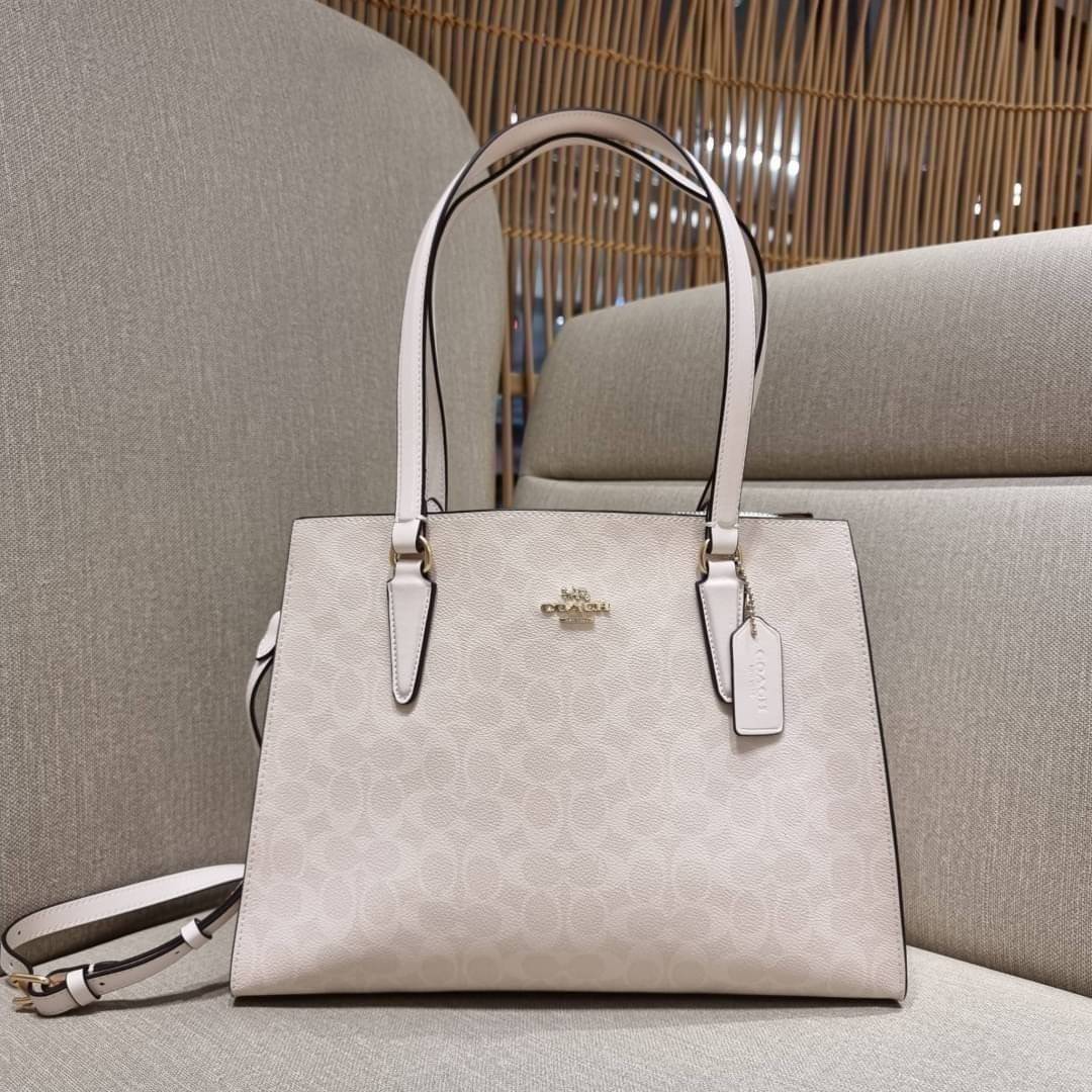 COACH C4075 TATUM CARRYALL IN SIGNATURE CANVAS คอลเลคชั่นใหม่ล่าสุด จัดมาให้ได้สวยก่อนใคร สวยหรูทุกสี!! ลุคผู้ดีต้องมาอีกหนึ่ง กระเป๋าสะพายทรงสวย ที่มาพร้อมสายสะพายไหล่ในตัว และสายครอสบอดี้สำหรับสะพายข้าง วัสดุหนัง crossgrain สวยคมมากๆ ตัวกระเป๋าถูกแบ่งเป
