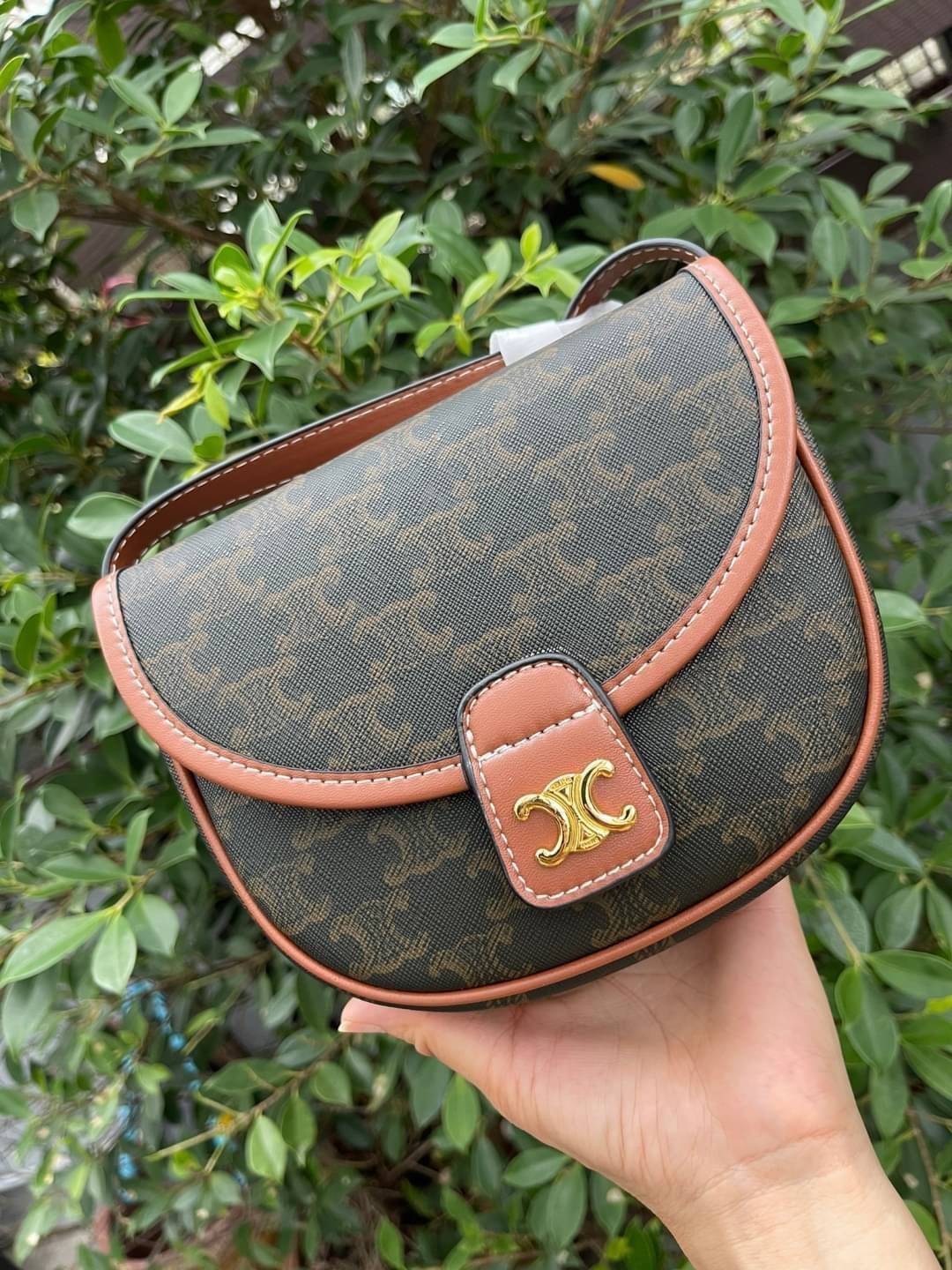 CELINE MINI BESACE IN TRIOMPHE CANVAS หรูหราไปกับกระเป๋าหนังแคนวาสลาย triompe ด้วยขนาดที่กะทัดรัดและดีไซน์ที่เรียบหรูนี้ จึงสามารถนำไปแมทช์กับการแต่งตัวได้ง่าย ไม่ว่าจะเป็นสไตล์การแต่งตัวเท่ ๆ จนถึงสไตล์การแต่งตัวน่ารัก ๆ เพิ่มความหรูหราและโดดเด่นด้วยการต