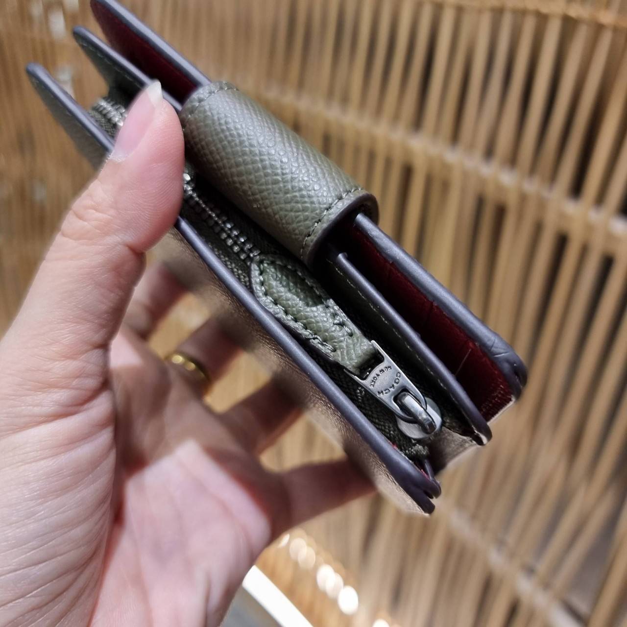 COACH 6390 MEDIUM CORNER ZIP WALLET เดอะเบสท์รุ่นที่สาวๆตามหา!! ดีไซน์ใหม่ สวยสะกด!! กระเป๋าสตางค์ใบกลาง สีคลาสสิค เรียบแต่แฝงความหรู บอกเลยว่ามันละมุนมาก!! ด้วยวัสดุหนัง crossgrain ที่ดูแลรักษาง่าย และยังดูผู้ดี ถือใช้แล้วขับผิวทุกสี ภายในมีช่องใส่บัตรแล