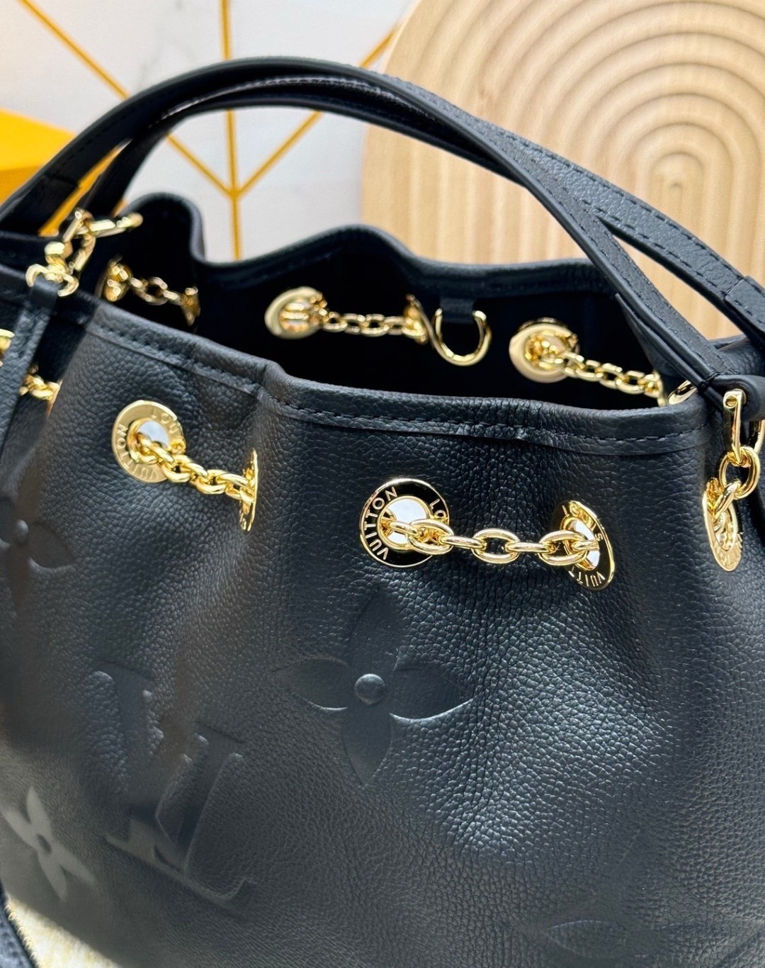 LV Bundle Bag / LV Bella Bucket Bag กระเป๋าสะพายทรงบัคเก็ตรุ่นใหม่ หนังแท้ Monogram Empreinte ตกแต่งอะไหล่สีทองหรูหราปั้มแบรนด์ รูปทรงกระเป๋าเพรียวบางใช้งานได้ตั้งแต่เช้าจรดค่ำแมตช์กับเสื้อผ้าได้ทุกชุด หูจับแบบคู่ใช้ถือก็ดู ล้ำสมัย