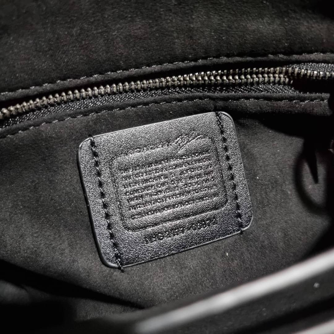 COACH C6972 COACH x MICHAEL B. JORDAN WITH BEAT SADDLE BAG คอลเลคชั่นใหม่ ดีไซน์สุดชิค มาให้สวยในไทยก่อนใคร กับกระเป๋าทรง saddle ที่พิเศษมากๆมาพร้อมสายสะพาย 2 เส้น ใช้คู่กันหรือแยกสะพายก็สวยครบสูตร กระเป๋าสะพายทรง saddle คลาสสิค วัสดุหนังแคนวาสสลับหนังแท้