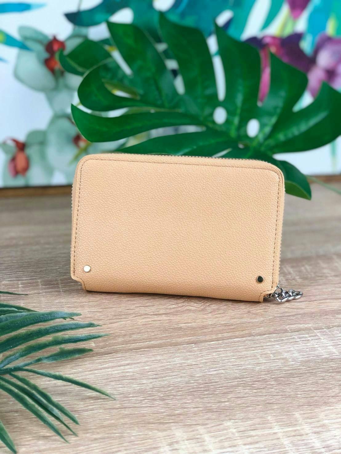 CHARLES & KEITH CHAIN ZIP WALLET กระเป๋าเงินซิปรอบใบกลาง หนังขึ้นลายสวยงาม ด้านหน้าปั๊มโลโก้แบรนด์ มีจุดเด่นที่ซิปเป็นห่วงโซ่เล็กๆน่ารัก ด้านในมีช่องซิปใส่เหรียญ ช่องบัตร 4 ใบและช่องใส่ธนบัตรตามยาว ใส่แบงค์พันได้ตามยาวเลยค่า ไว้ใช้กับกระเป๋าใบเล็กเหมาะมาก