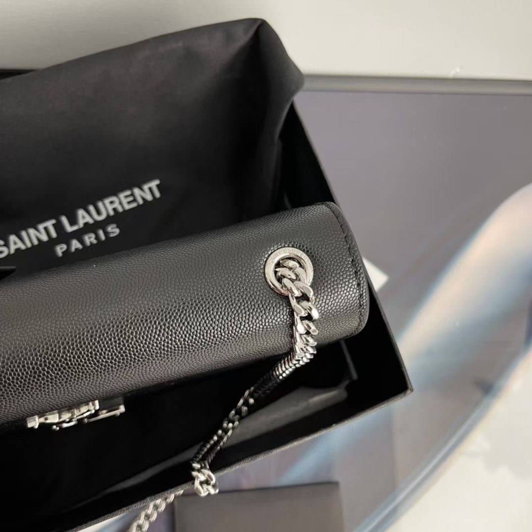 YSL kate medium chain bag in grain de poudre embossed leather 24cm กระเป๋าสะพายแบรนด์หรู รุ่นฮิตลอดกาล งานสวยดูดีมีระดับ ปั้มทุกจุด ขนาดกระทัดรัดกำลังดี มาพร้อมาสะพายโซ่ยาว เลื่อนปรับเป็น 2 แถว เพื่อสะพายเป็นสายสั้นได้ ด้านในโล่งกว้าง ใส่กระเป๋าสตางค์ใบยา