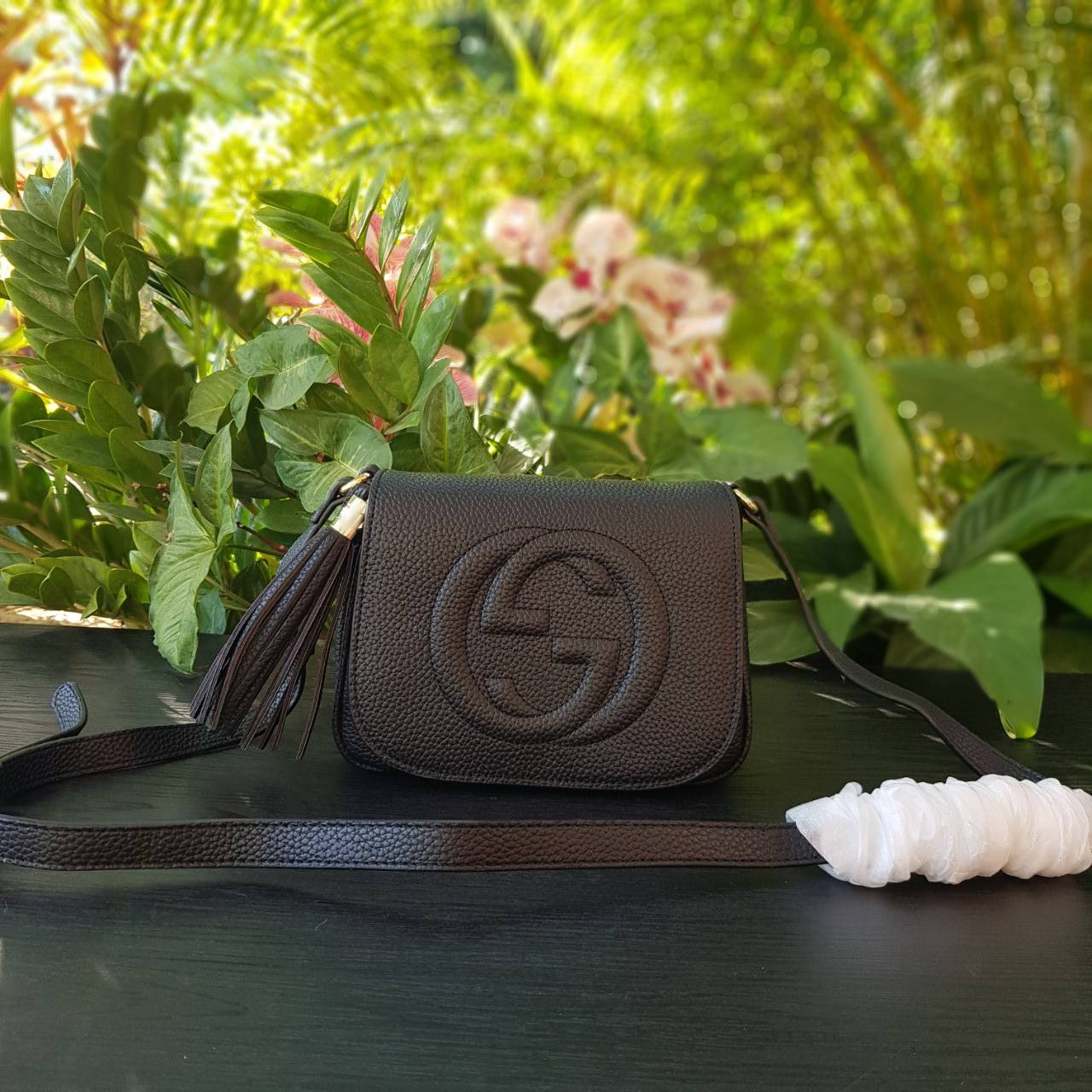 GUCCI Soho small leather disco bag กระเป๋าสะพายครอสบอดี้ทรงสวย ขนาดกำลังดี ใช้งานง่าย เข้าได้กับทุกลุค สายหนังยาวปรับระดับได้ตามการใช้งาน
