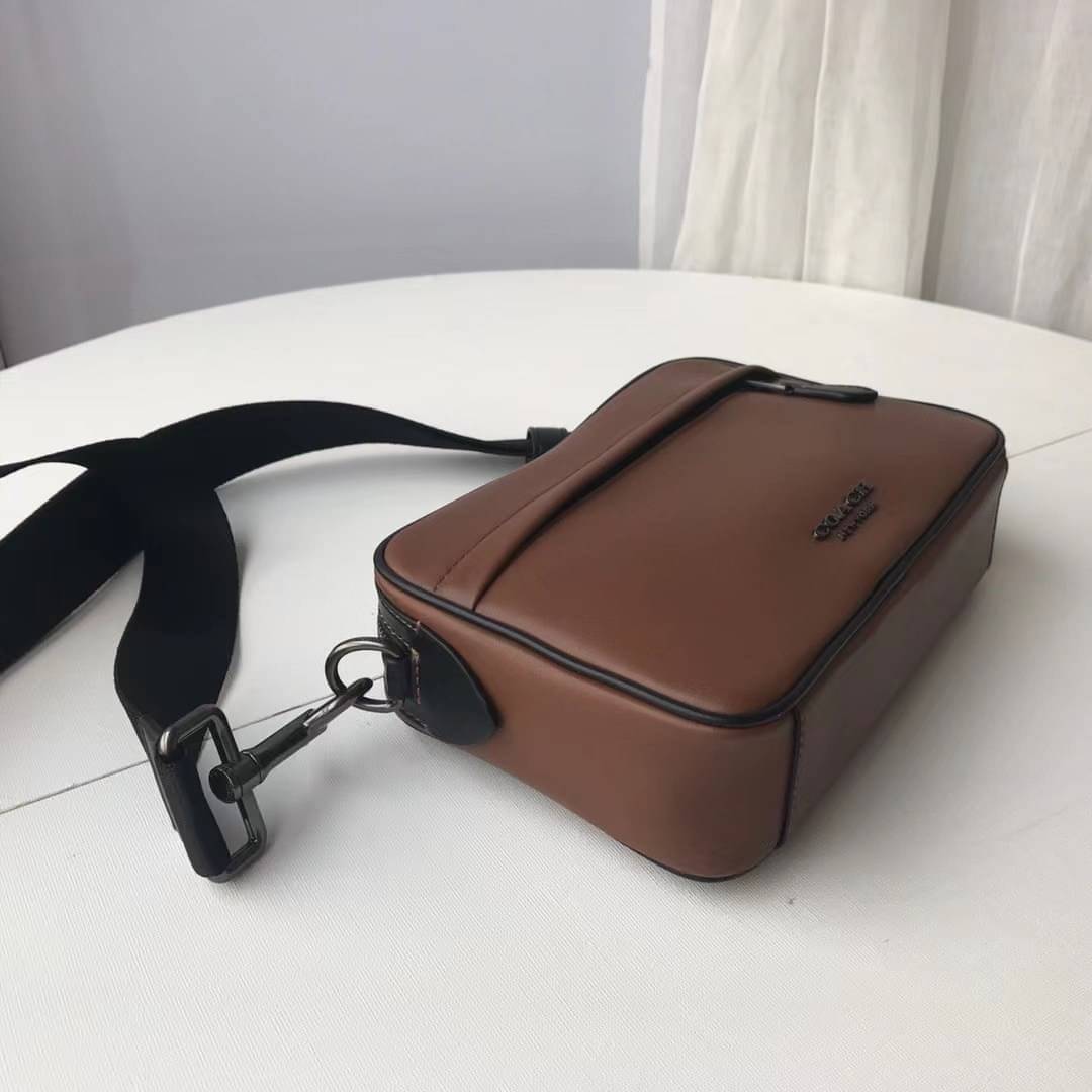 3สีเข้าใหม่งานคุณภาพอีกแล้วคับท่านน ทั้งสี ทั้งหนังสวยมากๆค่าา!! COACH GRAHAM CROSSBODY BAG ((39946)) พร้อมส่ง! กระเป๋าสะพายแบบครอสบอดี้ร์ ใช้ได้ทั้งชาย//หญิง หนังแท้อย่างดี เรียบหรูค่ะ ด้านหน้ามีช่องซิปซ่อนให้หนึ่งช่อง ช่องซิปหลักกว้าง ใส่ของจำเป็นได้ครบ