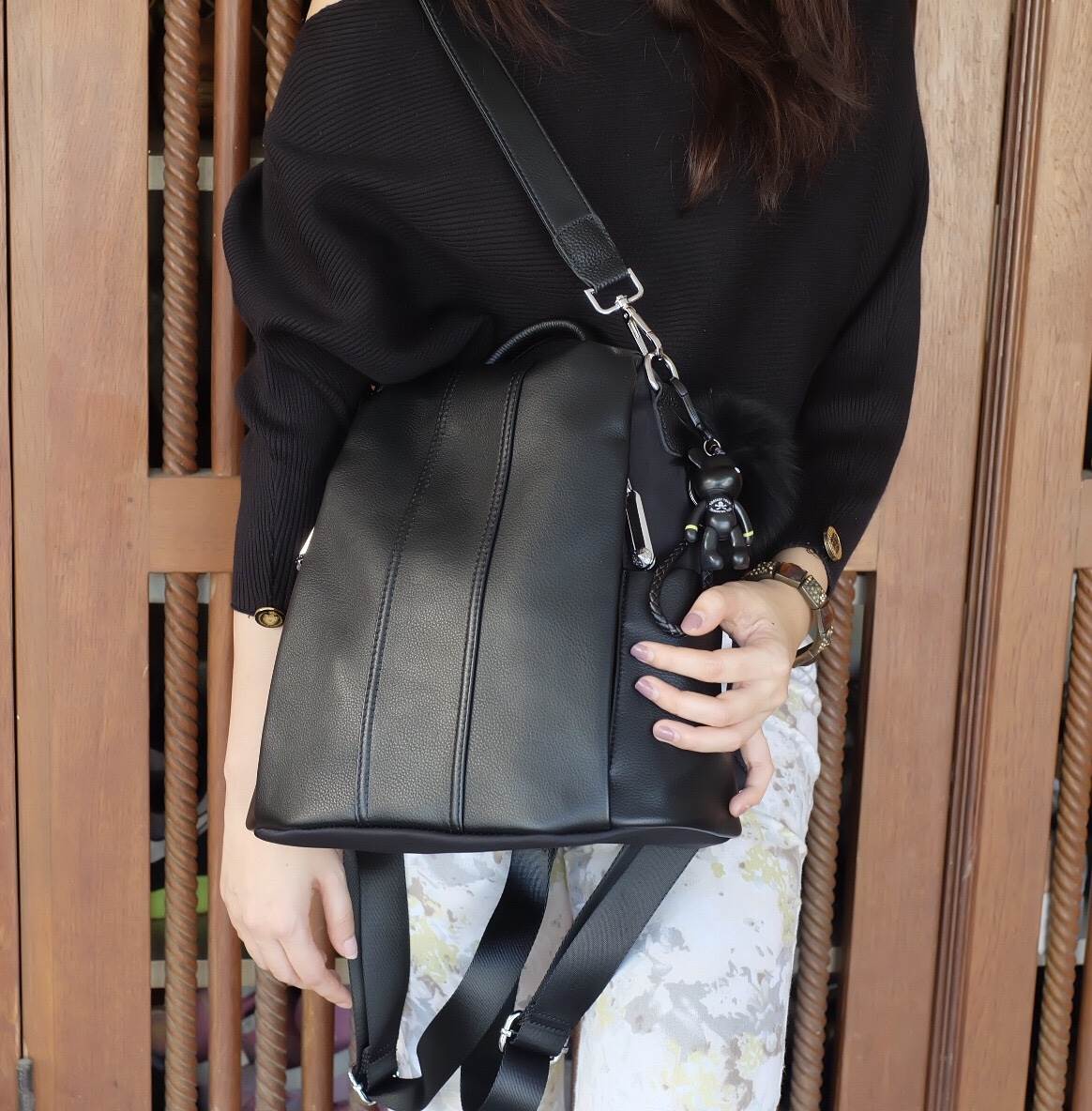 กระเป๋าเป้หนัง!!! ทรงน่ารักมากๆๆๆ จากแบรนด์ KEEP รุ่น Kyla backpack ใบนี้ มีสายสั้นหนังสำหรับสะพายไหล่ให้ด้วยคะ **จุดเด่นที่ >ตัวกระเป๋าทำจากหนังวัวสังเคราะห์ นิ่มมากลายหนังสวย >ตัวกระเป๋ามีสายสั้น ให้เพิ่มอีก 1 สายสำหรับสะพายไหล่คะ >ขนาดกระเป๋าก