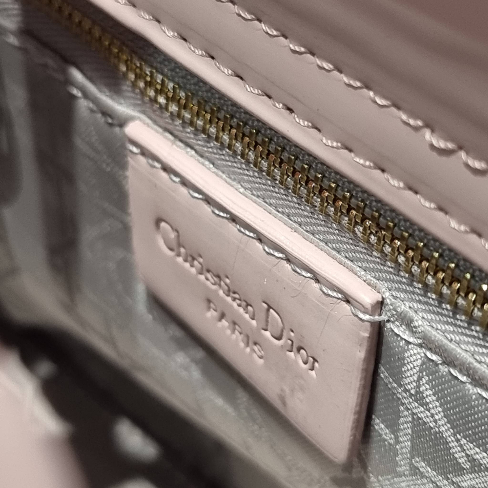 SMALL LADY DIOR MY ABCDIOR BAG Ultramatte Cannage Calfskin / CD LADY ULTRAMATTE BAG พร้อมส่ง กระเป๋าสะพายข้าง ดีไซน์เรียบง่าย แต่แฝงไปด้วยความหรูหรา ทรงกล่องคลาสสิค โดดเด่นด้วยพวงกุญแจอะไหล่สีเดียวกับตัวกระเป๋า ผิวแมทท์ ลายเส้นซ้อนทับสวยงาม