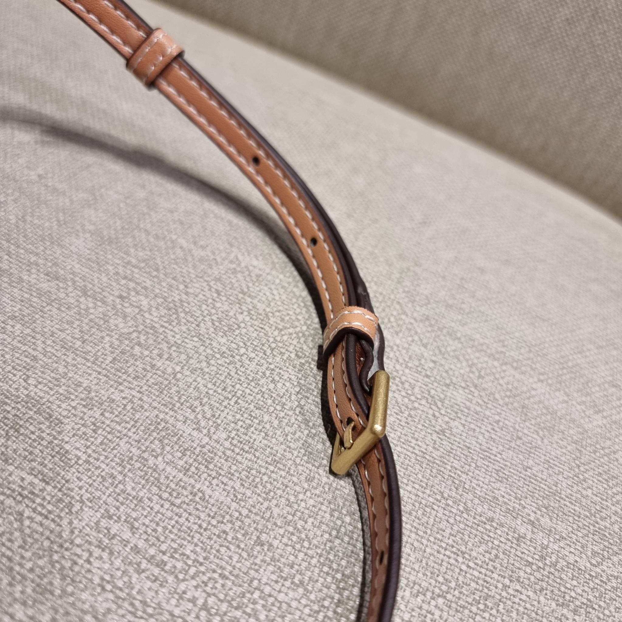 TORY BURCH T MONOGRAM BRAIDED MINI TOTE คอลเลคชั่นใหม่ พร้อมเสิร์ฟความสวยให้ถึงบ้าน!! รอบนี้จัดกระเป๋าทรงโท้ท ไซส์มินิมาให้สาวๆโดยเฉพาะ ดีไซน์ใหม่ล่าสุด สไตล์งานคราฟ มีลูกเล่นประดับดอกไม้กับตัวกระเป๋า วัสดุผ้า jacquard ตัดสลับหนังแท้ หูจับและขอบกระเป๋าตกแ