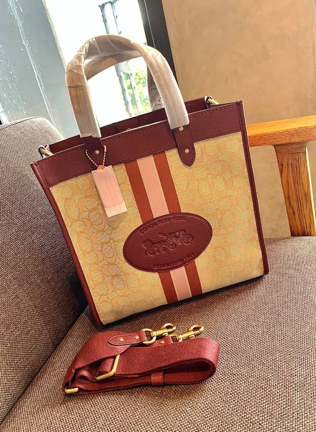 Coach 5868 Field Tote In Signature Jacquard With Horse And Carriage Prints 📣พร้อมส่ง ยังไม่เข้าไทยจ้าา!! กระเป๋าทรงTote สูง ใบใหญ่ วัสดุJacquard+หนังแท้ อย่างดี ได้ลงตัวแมทกันสวยงามมากๆค่ะ ด้านหน้าตัดแทบสีตรงกลางยาวลงมาบวกกับป้ายแบรนด์หนังตัวใหญ่ด