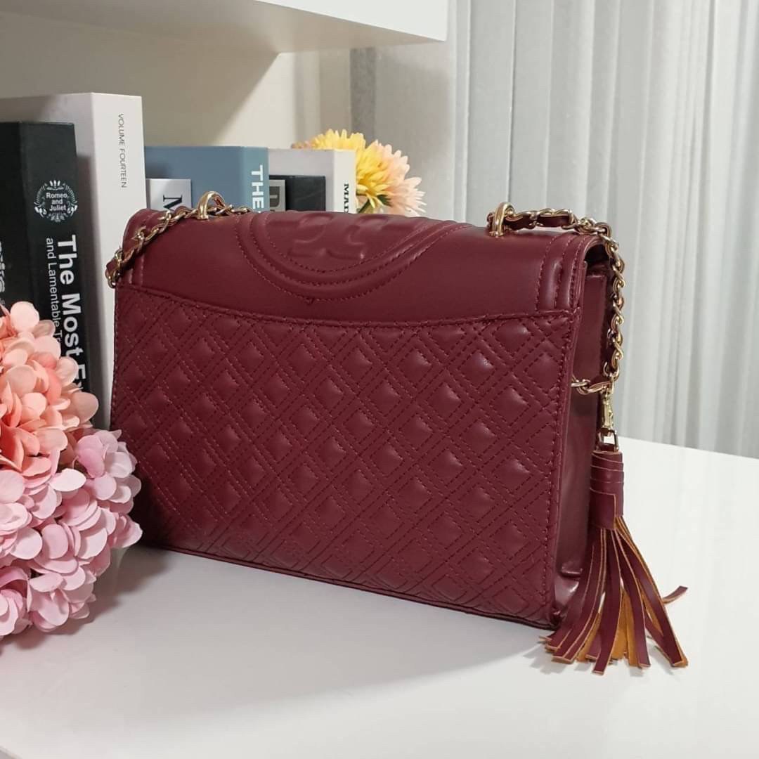 ของแท้ 💯% Tory Burch มีมาให้ช้อปอีกแล้วค่ะสาวๆ กับทรง Quilted Clutch กระเป๋าสะพายข้างหรือสะพายเป็นครอสบอดี้ รอบนี้เข้า4สีเลย ประดับพู่ด้านข้าง(ถอดได้)