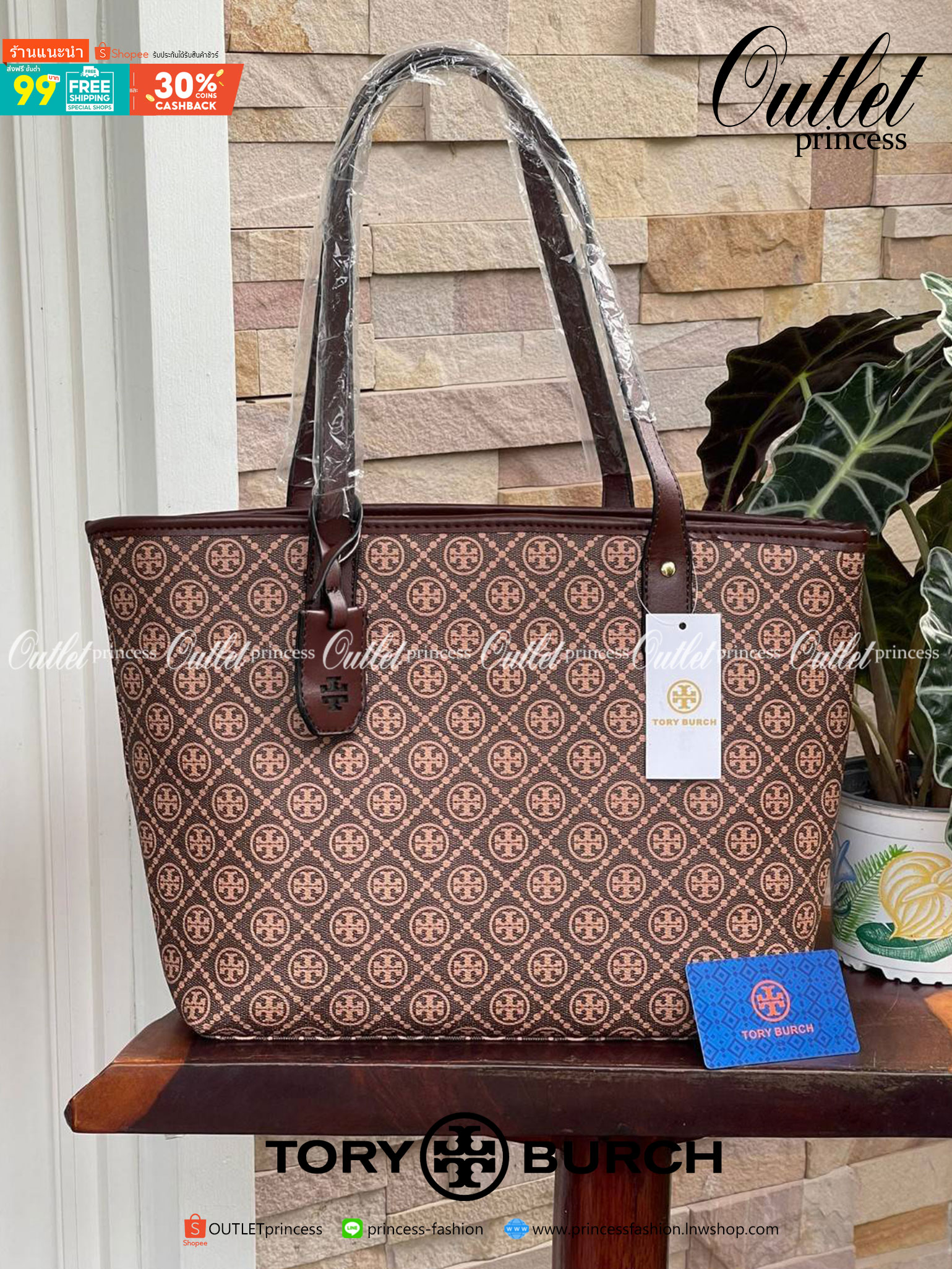 OUTLET 】Tory burch T Monograme Large shopping bag กระเป๋าสะพายใบไหล่ใบใหญ่ โดยตัวกระเป๋าทำมาจากผ้าแคนวาสเคลือบผิวด้านทนต่อรอยขีดข่วนได้เป็นอย่างดี ขนาดที่ใหญ่สามารถใส่ได้ทั้งเอกสารและสัมภาระต่างๆ พร้อมด้วยซิปปิดกระเป๋าด้านบนจึงเป็นอีกรุ่นที่เหมาะกับสาวออฟ