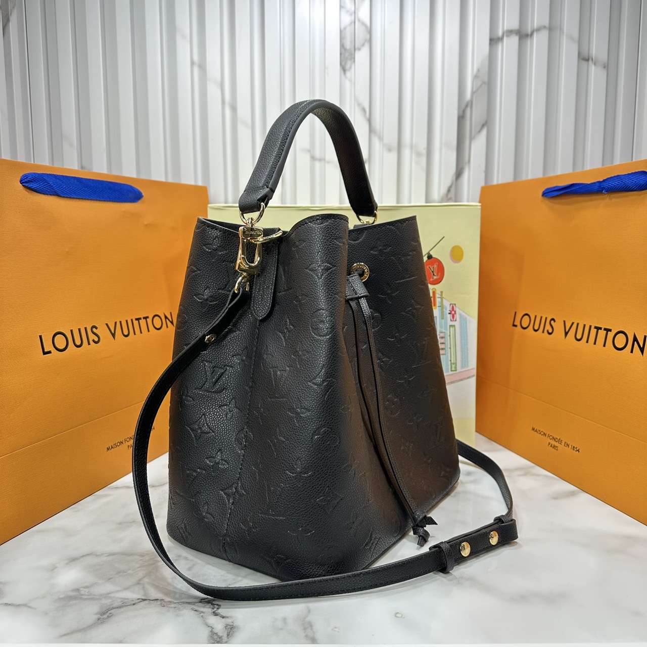 ORI หนังแท้ | LV NeoNoe MM Bucket bag Monogram Flower กระเป๋าสะพายทรงบัคเก็ต เอกลักษณ์ LV และลาย Monogram Flower อันโดดเด่นเพิ่มสไตล์ มีเสน่ห์ชวนหลงใหล