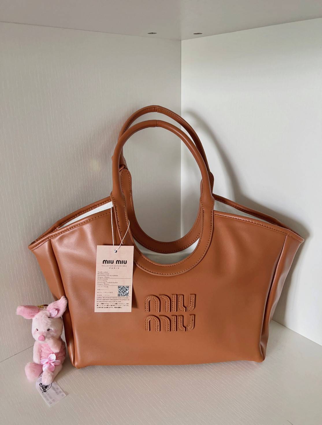 Mui Mui Ivy Tote Bag กระเป๋าสะพายทรงโท้ท ภายในโล่งกว้าง หนังนิ่มเงาสวยมาก เกรดออริ 1:1 ใช้งานต่างประเทศได้