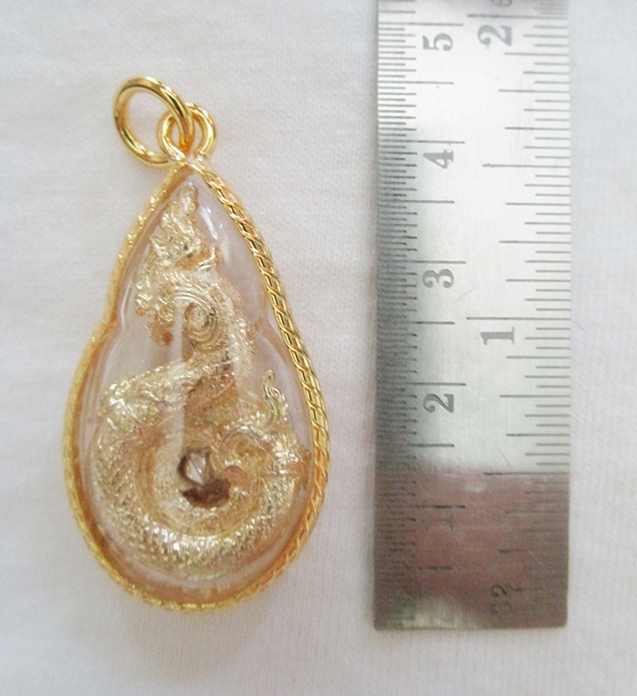 จี้พญานาคขดเนื้อทองประดับพลอยสีแดงเลี่ยมกรอบลายผ่าหวายทองไมครอนพร้อมใบคาถาค่ะ