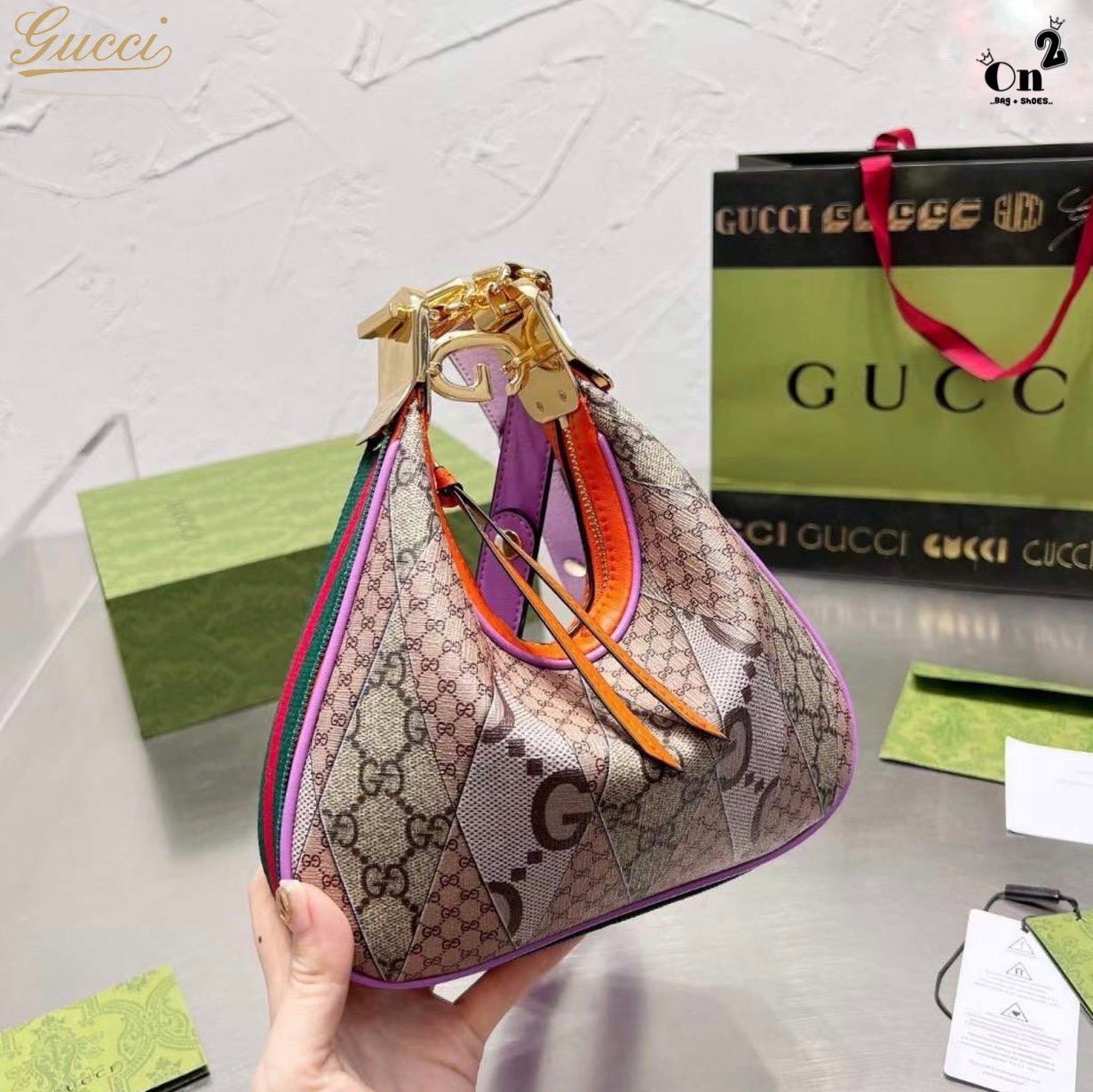 Gucci Attache shoulder bag มาใหม่ชนช้อป สวยหรู หรูหราเหนือกาลเวลาในคอลเล็กชั่น Gucci Love Parade ใบนี้ดารา เซเลป เลือกถือคือเริ่ดมาก จะลุคคูลๆเท่ๆหรือสวยหรูดูแพงก็ได้หมด แมทง่ายใช้ได้ Everyday Look ราคาสุดคุ้มเลยค่า