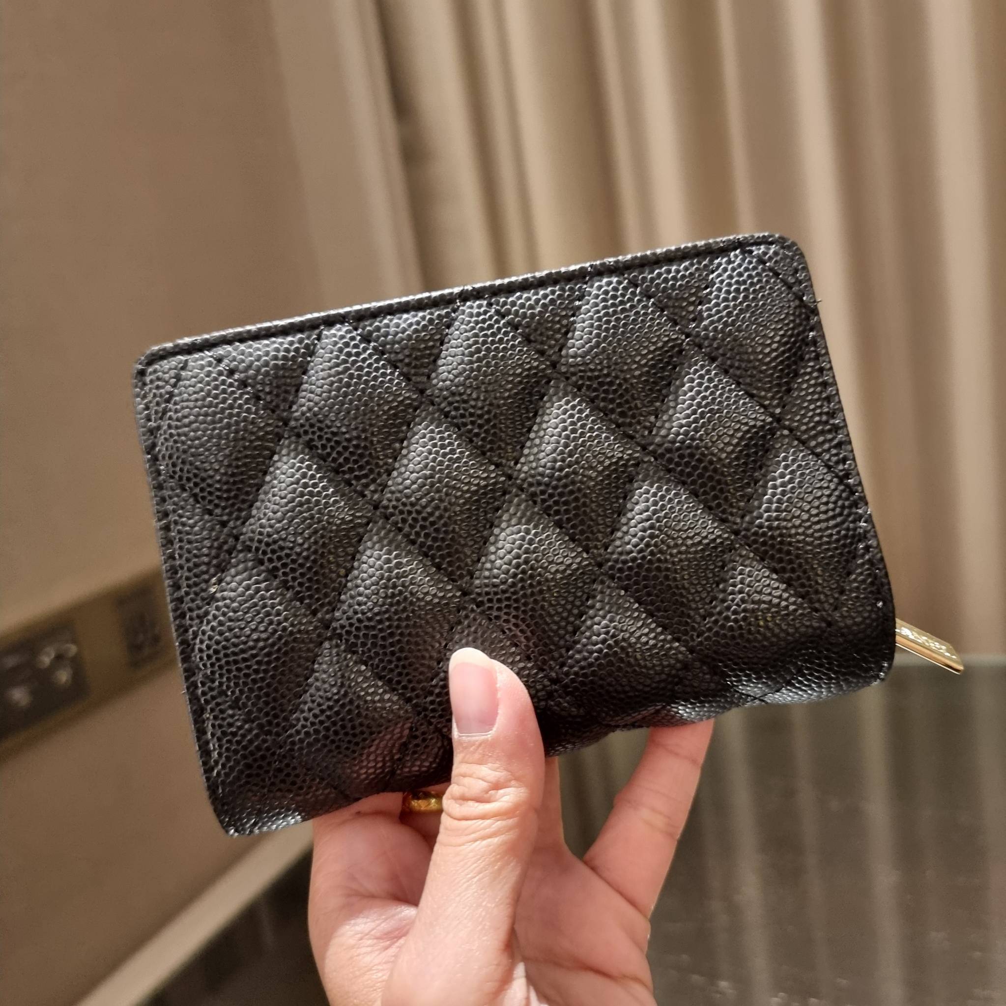 VIP 】หรูสุด ไม่ต้องพูดเยอะ!! HOT ITEM!! กระเป๋าสตางค์ใบกลางขนาดเหมาะมือ ดีไซน์ลุคผู้ดี สวยคลาสสิคจาก Chanel premium for gift วัสดุหนังลายคาร์เวีย ใช้งานง่าย เปิด-ปิดด้วยกระดุมแม่เหล็ก และซิปรูดช่องสำหรับใส่เหรียญ สะดวกมากๆ ภายในกระเป๋ามีช่องใส่บัตร ใส่ธนบ