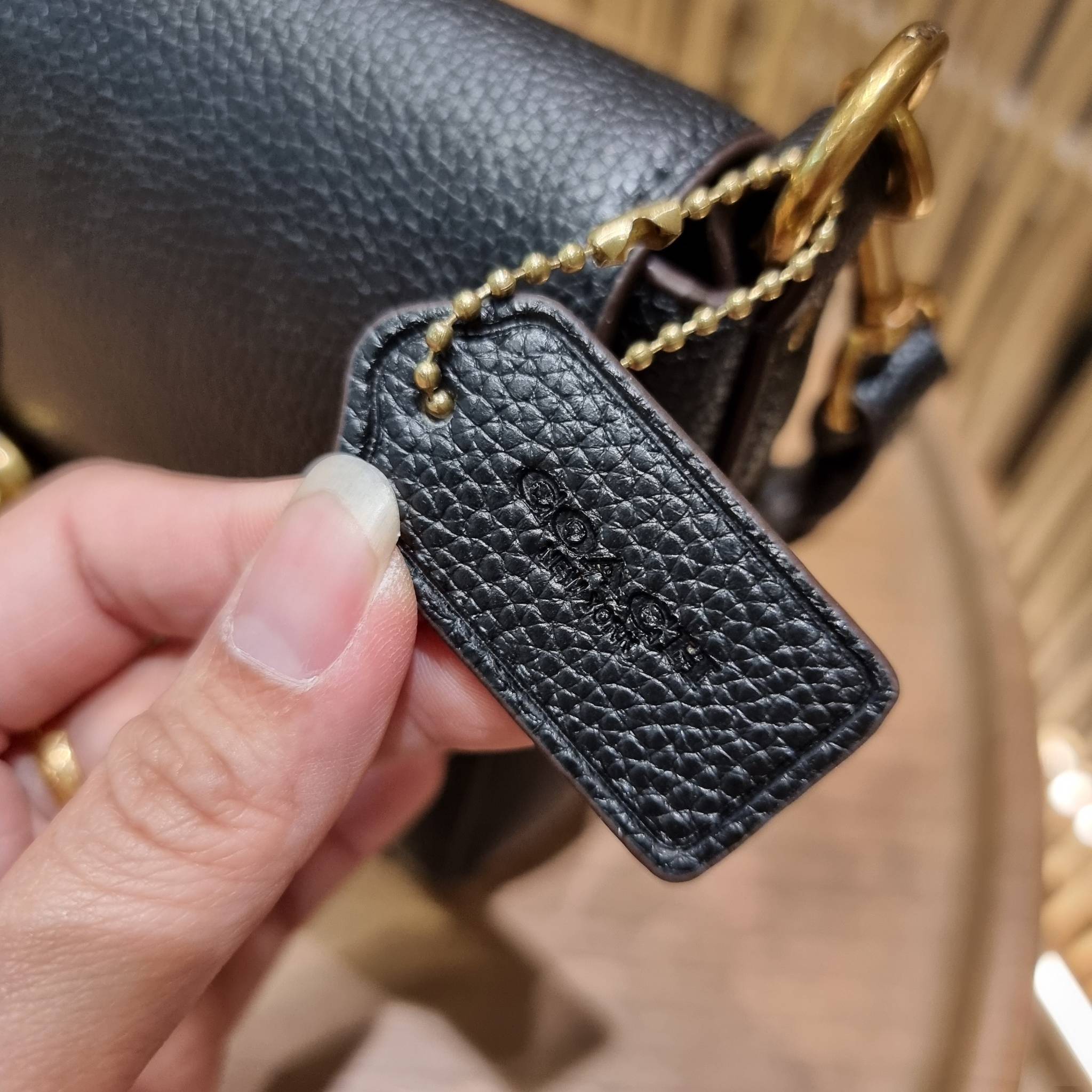 COACH SMALL JADE SHOULDER BAG [F91105,90782] กระเป๋าสะพายไหล่ ดีไซน์วินเทจย้อนยุค สวยคมชัด คลาสสิคใช้ได้ทุกลุค วัสดุหนัง pepble ทนทาน เปิด-ปิดด้วยฝาคาดโลโก้ พร้อมแถบแม่เหล็กในตัว รับรองแน่นหนา ด้านหลังมีช่องซิปให้ ภายในเป็นช่องโล่ง ขนาดกำลังดี ใช้งานง่าย 