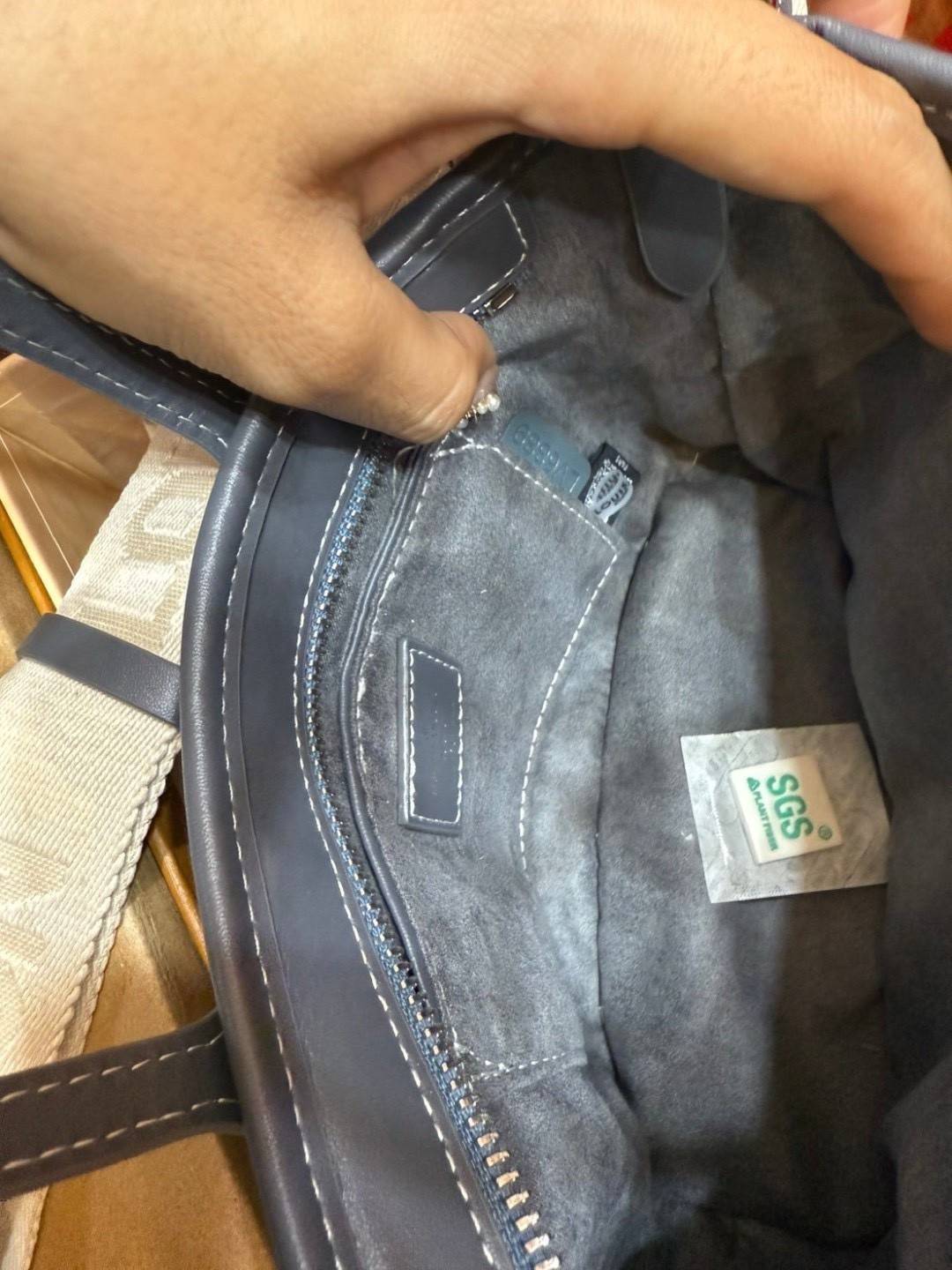 LV Neverfull Denim Mini Bag ดีไซน์ใหม่ล่าสุดก่อนใคร กระเป๋าทรงโท้ทมินิไซส์ ที่ไม่ได้เล็กตามชื่อ มาในรูปแบบ washed denim สวยคลาสสิค ดูแพงสุดๆ