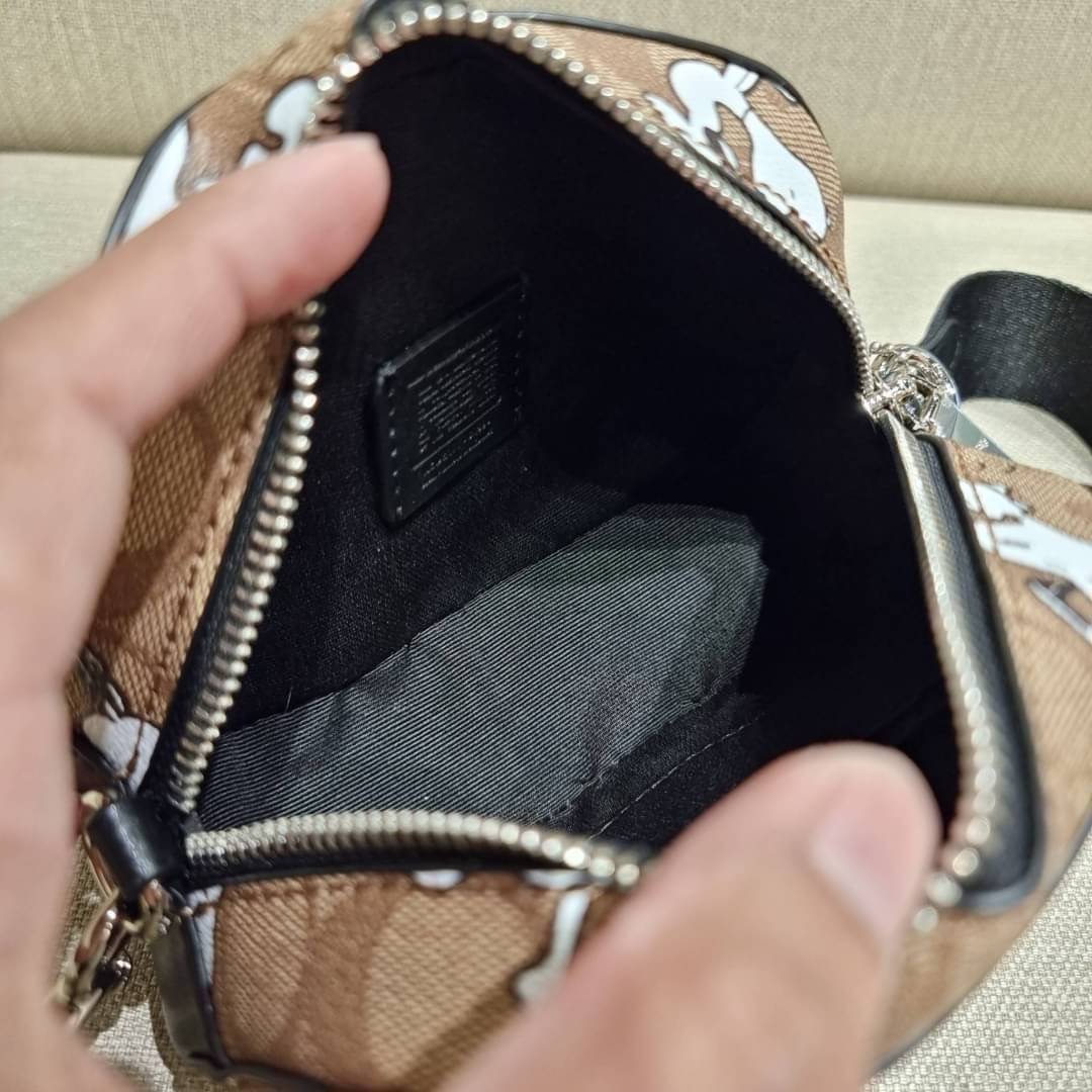 COACH C4590 COACH x PEANUTS MINI SERENA CROSSBODY IN SIGNATURE CANVAS WITH SNOOPY PRINT มาจ้าแม่ มาหนักๆอีกแล้ว กับคอลเลคชั่นที่ขายดี ขายหมด ไม่เคยพอจะขาย!! มินิเซเรนาคอลแลบกับสนูปพีแบบลงตัวที่สุด วัสดุหนังแคนวาสเคลือบลาย เปิด-ปิดด้วยซิป สะดวกใช้ ภายในเป็