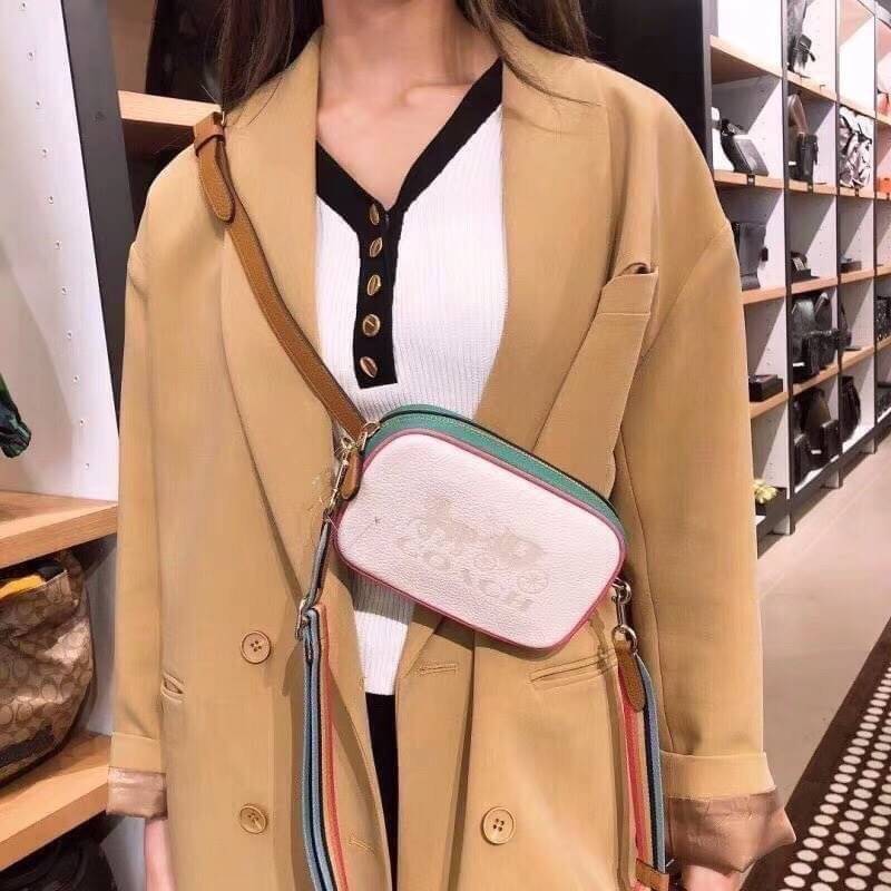 COACH JES CONVERTIBLE BELT BAG IN COLORBLOCK 2IN1 !! กระเป๋าคาดอก/สะพายข้าง ใช้ได้ถึง 2 แบบ!! คุ้มค่ามากที่สุด!! วัสดุหนัง pepble ดีไซน์เรียบ แต่หรู ภายในเป็นช่องโล่ง ใบนี้สาวๆที่ไม่ชอบพกของเยอะ เหมาะมากๆน้า 🙇♀️ ของดีราคาจับต้องได้ ไอเท็มนี