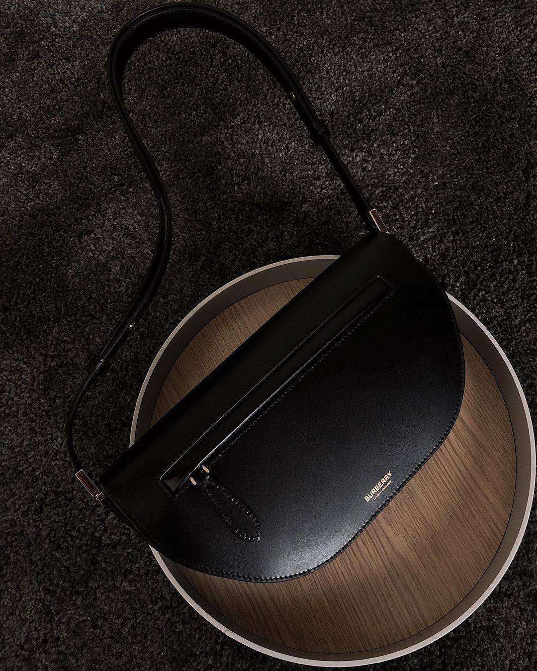 BURBERRY FRAGRANCES HALFMOON BAG VIP GIFT WITH PURCHASE (GWP) กระเป๋าสะพายพรีเมี่ยมกิ๊ฟ Limited Edition รุ่นใหม่จากน้ำหอม BURBERRY DUTY FREE วัสดุหนังแท้ CalfSkin ดีไซน์สวยหรูอยู่ทรงมีโลโก้แบรนด์และช่องซิปด้านหน้า ด้านหลังมีช่องใส่ของ เปิดปิดด้วยฝาปิดแม่เ