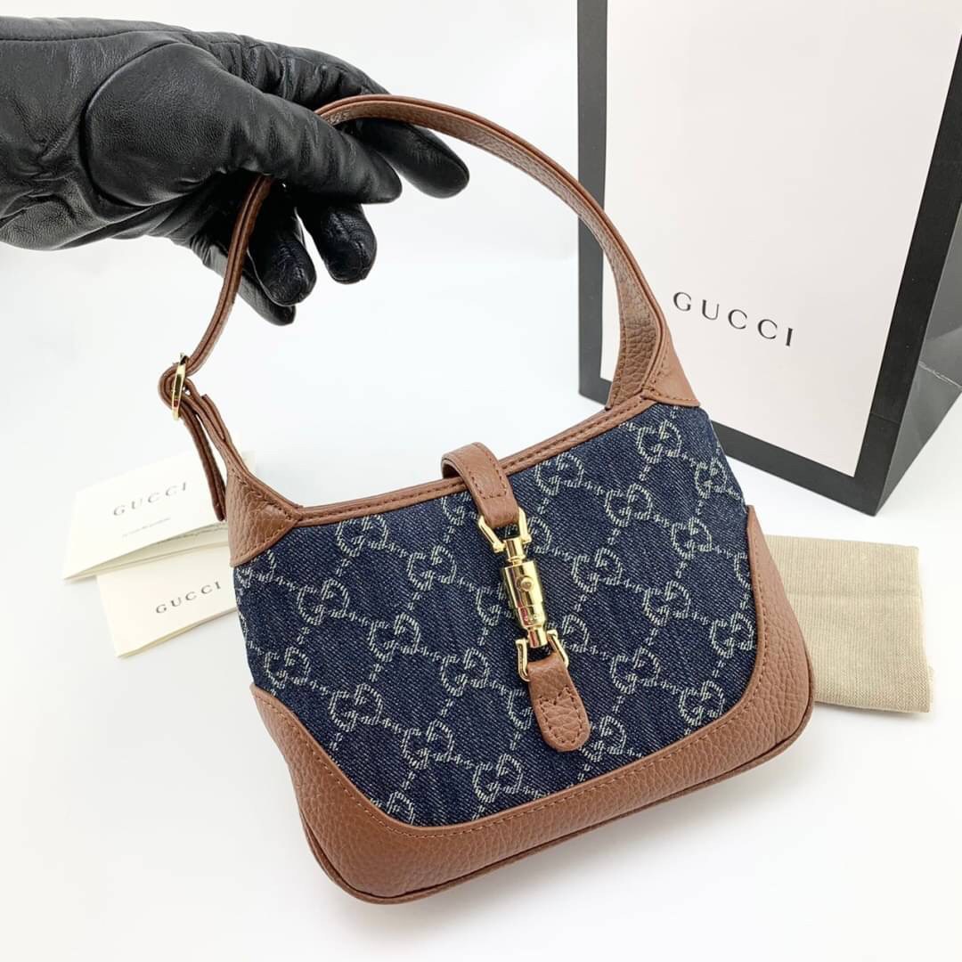VIP GIFT 】หนังแท้ GUCCI Jackie 1961 mini shoulder bag กระเป่ารุ่นฮิตจาก Gucci ต้องบอกเลยว่าสำหรับสาวๆหลายคนนั้น ที่ชื่นชอบ หรือเป็นสาวกกลับแบรนด์อย่าง Gucci ต้องบอกเลยนะว่าสำหรับรุ่นนี้ห้ามพลาดไปทีเดียว บอกว่าได้เป็นตำนานควาวินเทจได้อย่างดี โดยขนาดของตัวก