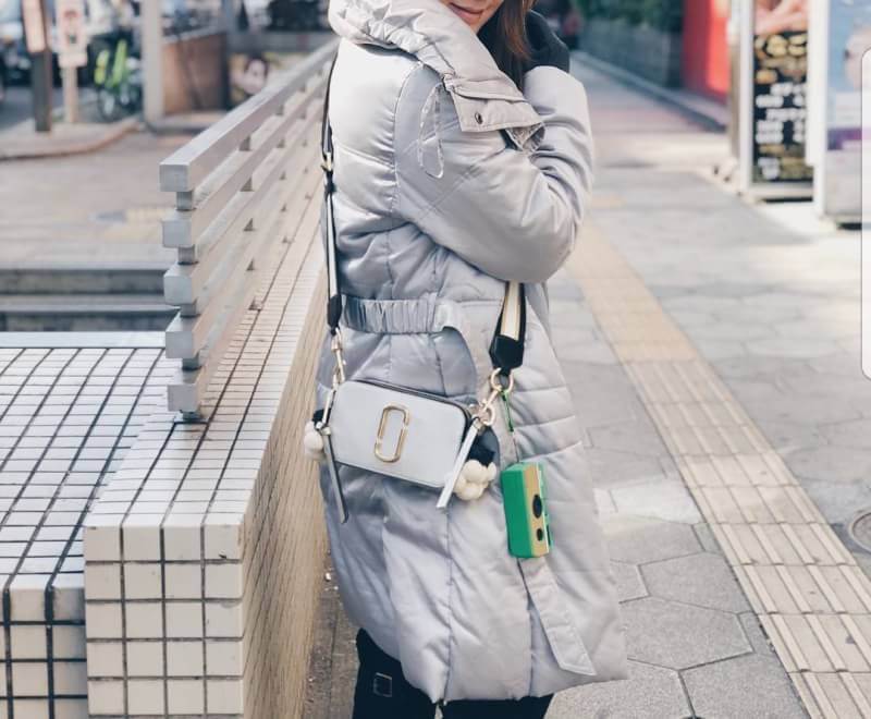 MACR JACOBS NEW YORK 2 ZIP กระเป๋าสะพายข้างหรือ crossbody ได้ค่ะ มาพร้อมสายสะพายมา 2 สาย ถอด และปรับระดับ ได้ทั้ง 2 สาย สลับใช้ไม่จำเจ ด้านหน้าตประดับ logo สวยหรู มี 2 ช่องซิปใส่ของ ภายในจุได้พอประมาณ มีช่องซิป และช่องเล็กใส่ของจุกจิก ที่จับซิปเป็นพวงหนัง