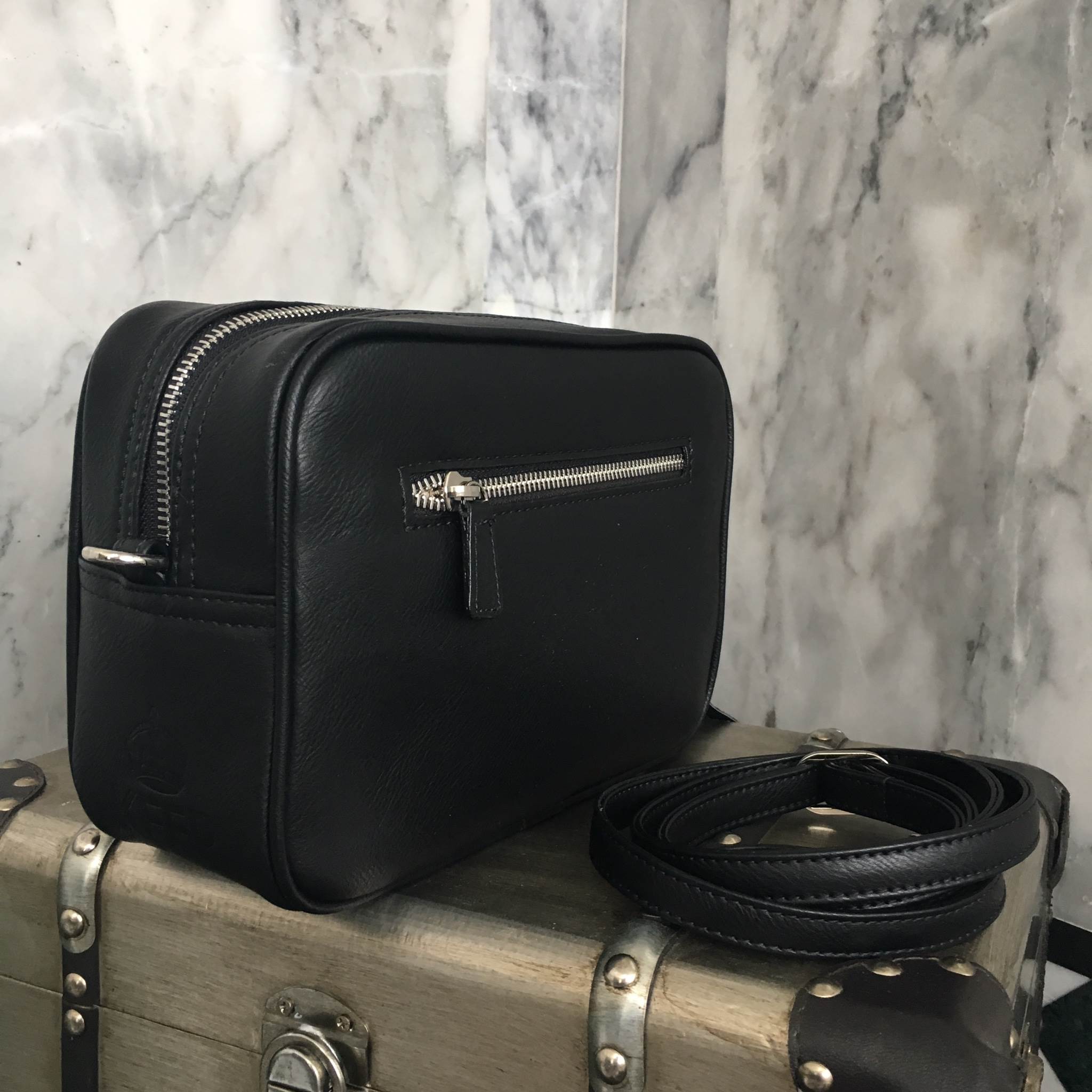 รุ่นใหม่ล่าสุด KEEP รุ่น Quited Box clutch&shoulder bag กระเป๋าตีตารางสะพายทรงน่ารัก ตัวกระเป๋าถอดสายถือเป็นคลัช ออกงาน หรือสะพายพาดลำตัวได้เลย จุดเด่น ที่ตัวกระเป๋าขนาดกะทัดรัด คะ สวย ทน ดูแลทำความสะอาดได้ง่าย ขนาดกำลังดีใส่โทรศัพท์ ได้ทุกรุ่น ใส่ไอแพดมิ