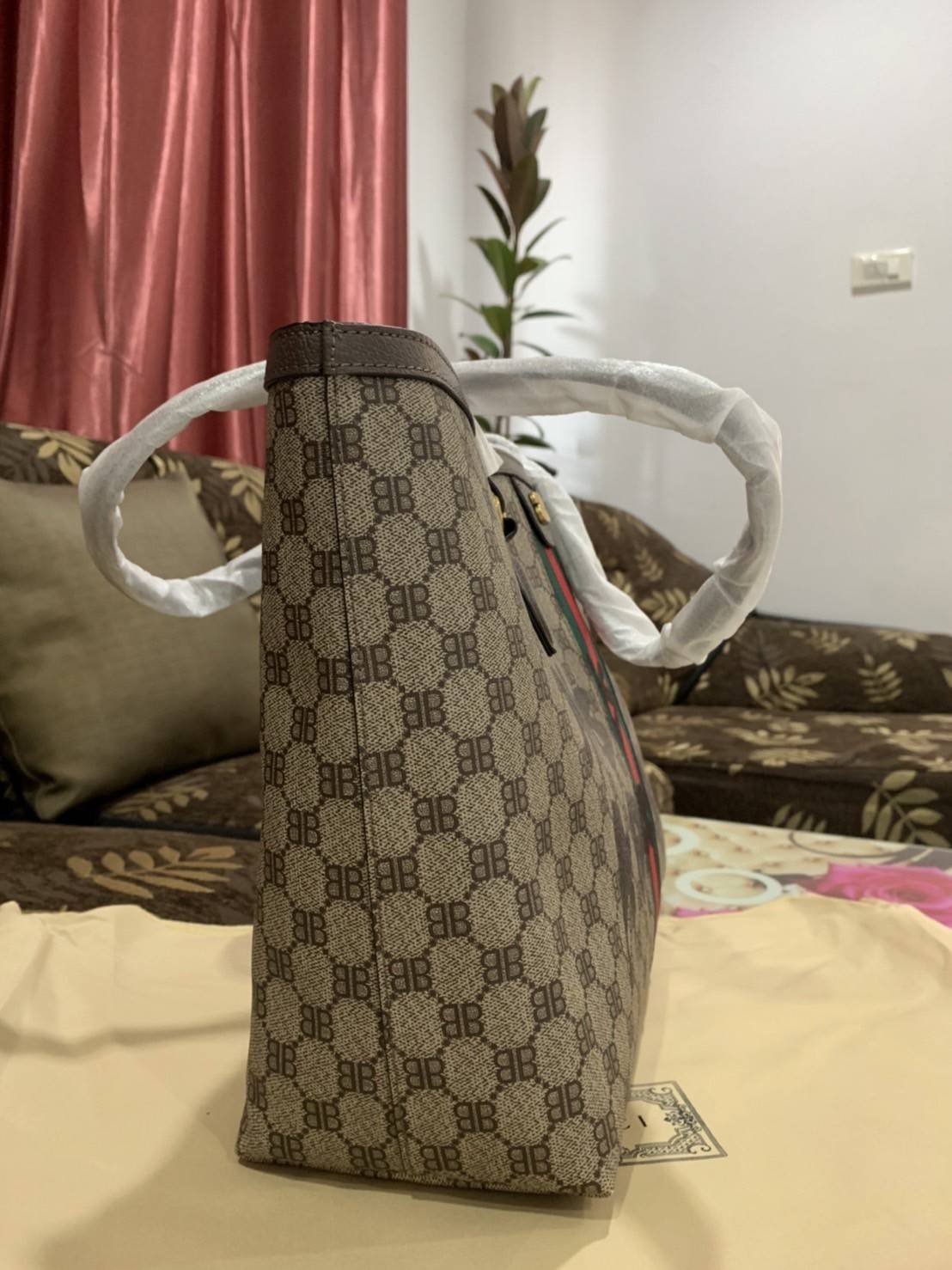 Gucci x Balenciaga The Hacker Project Graffiti Tote กระเป๋าช้อปปิ้งทรงโท้ท โดดเด่นด้วยลวดลายเพ้นท์กราฟฟิตี้ ใบใหญ่ จุสัมภาระได้อย่างจุใจ