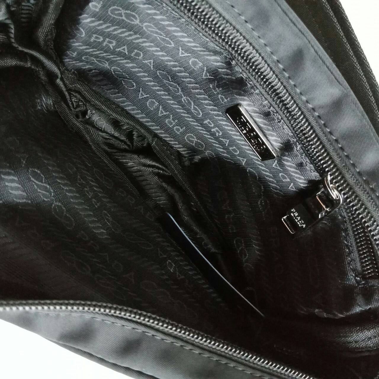 กระเป๋าคาดอก จากแบรนด์ Prada วัสดุทำจากผ้าNylon อย่างหน้า อยู่ทรงสวยเลยคะ ขนาดกะทัดรัด ใส่มือถือ บัตรเครดิต ได้เหลือๆ ด้านหน้ามีช่องซิปแยกให้คะ ด้านในบุผ้าลายแบรนด์อย่างดี มีป้ายโลหะแบรนด์ พร้อมช่องใส่ของแยกอีกด้วยคะ อะไหล่เงินทั้งใบ รุ่นนี้แม่ค้าบอกเลยคะ