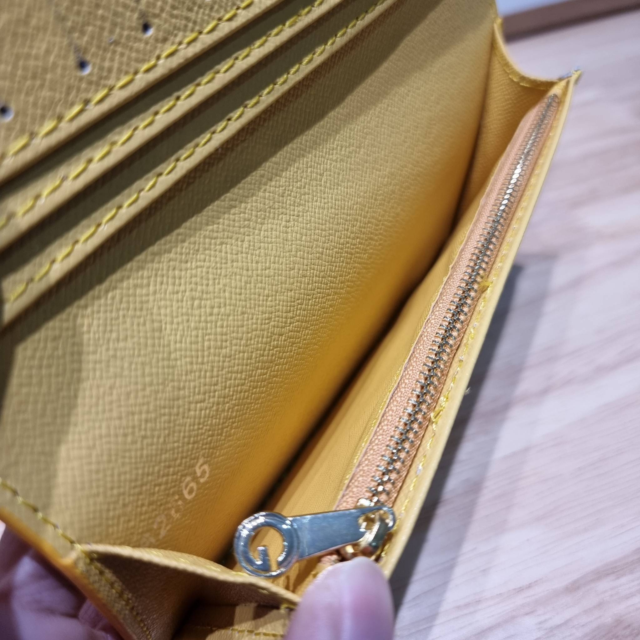 Goyard Bi Fold Long Wallet / GOYARD FLAP WALLET / Goyard Long Wallet กระเป๋าสตางค์ใบยาว รุ่น unisex ที่ใช้ได้ทั้งหนุ่มๆและสาวๆ ไอเท็มนี้ตอบโจทย์สำหรับคนที่ชอบเก็บบัตรเยอะๆ