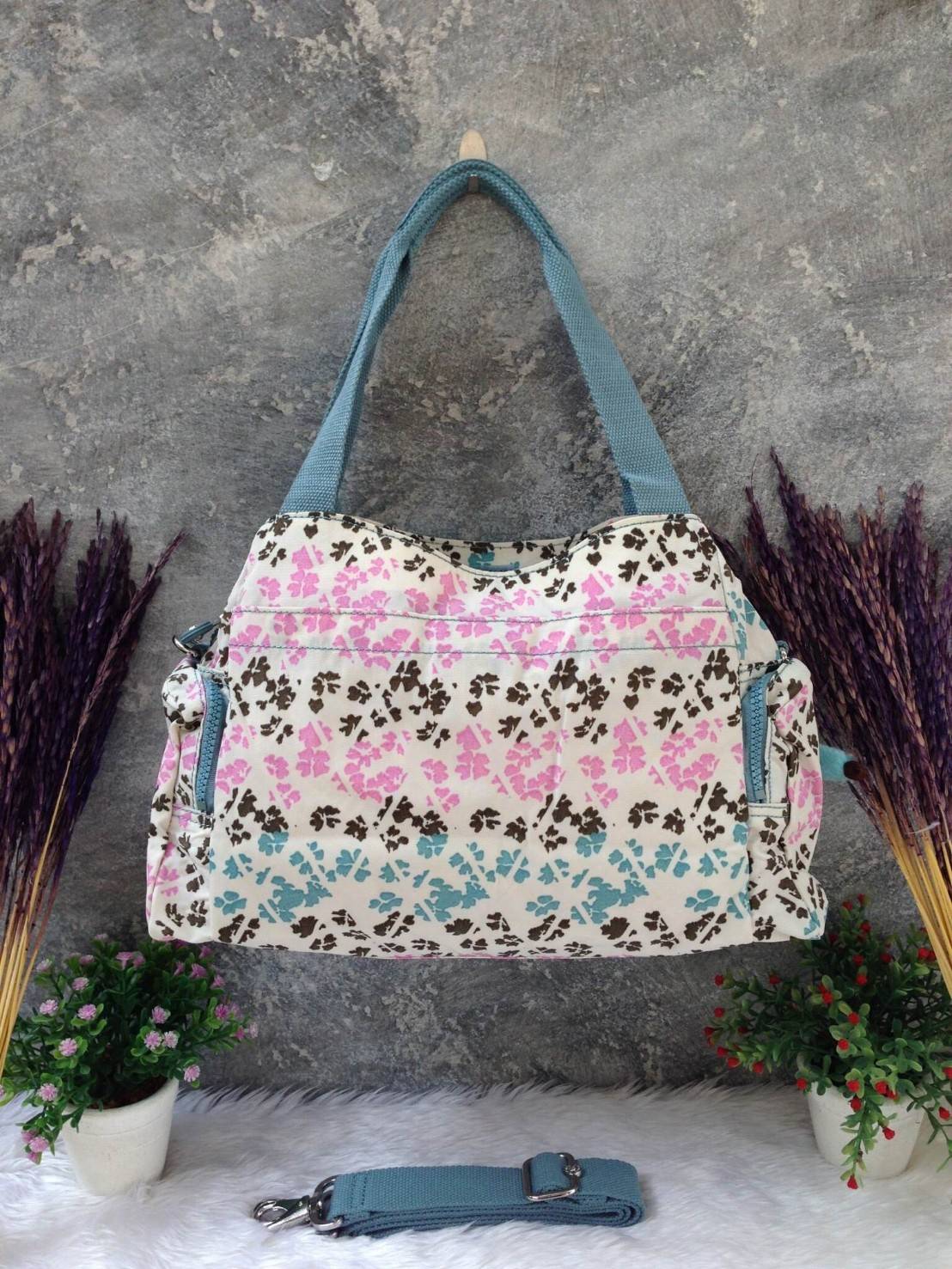 KIpling Felix Large Handbag Bag กระเป๋าถือหรือสะพายสไตล์ลำลองวัสดุ Nylon + Polyester 100% น้ำหนักเบามีหูหิ้วเเละสายสะพายยาวเลื่อนปรับระดับได้ถอดได้ เปิดปิดด้วยซิปสะดวกใช้ โลโก้เเบรนด์ มีช่องแบ่งถึง3ช่องเเยกเป็นสัดส่วน ด้านหน้าและด้านหลังมีช่องใส่ของเปิดปิ