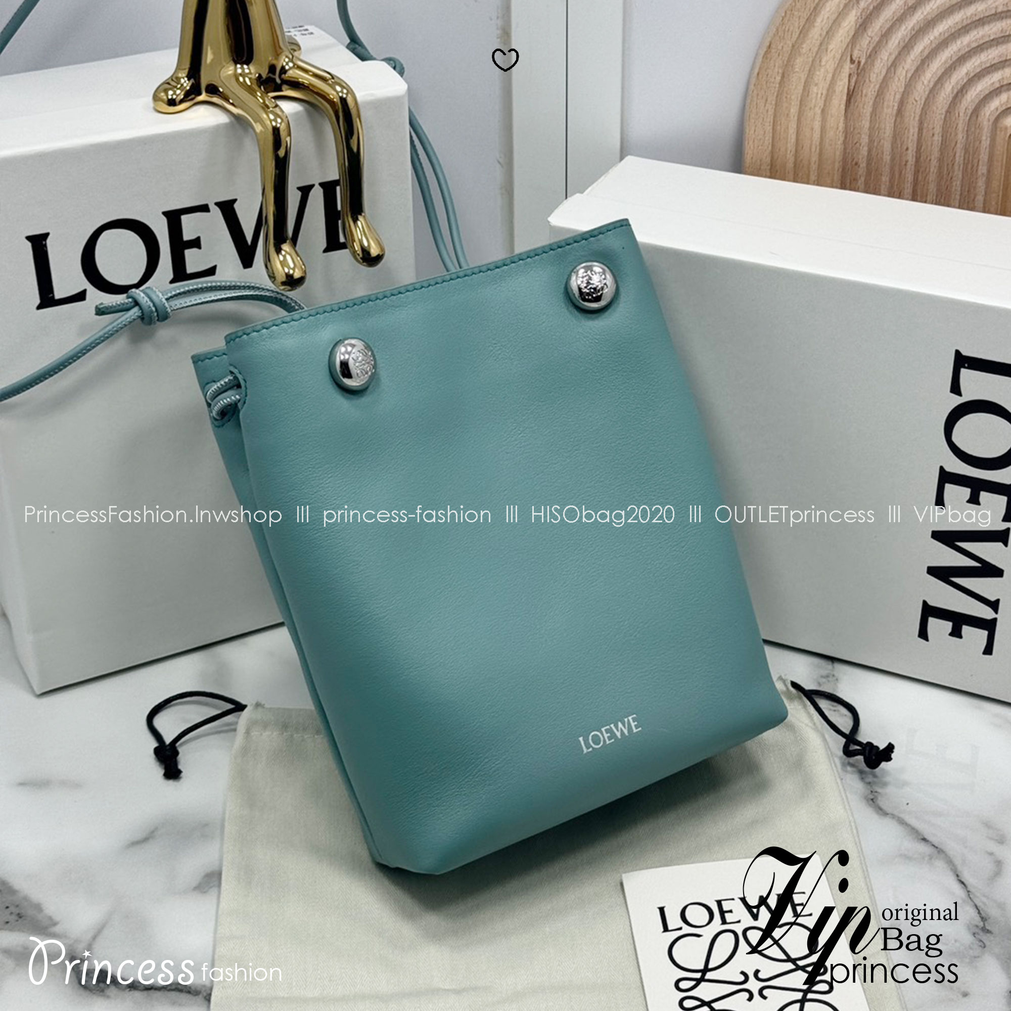 ORI หนังแท้ | LOEWE pebble pouch in smooth กระเป๋าทรงโท้ทดีไซน์คลาสสิค เรียบง่ายแต่ดูแพง มีระดับสุดๆ แต่งหมุดปั้มโลโก้แบรนด์สีทองสวยโดดเด่น เหมาะเป็นไอเท็ม everyday bag จริงๆ