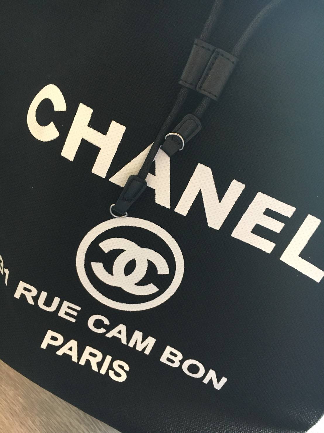 New Limited! กระเป๋าเป้ ทรงขนมจีบ ตัวใหม่จากพรีเมี่ยมกิ้ฟ แบรนด์ Chanel กับทรง Chanel canvas jumbo bucket & backpack bag พร้อมส่งค้า โดดเด่นด้วย **ทรงน่ารัก ตัวกระเป๋า canvas ทั้งใบสกรีนโลโก้สีขาว อะไหล่เงิน สายสะพายมี Gimmick♡ สายหนังต่อผสมโซ่สลับ
