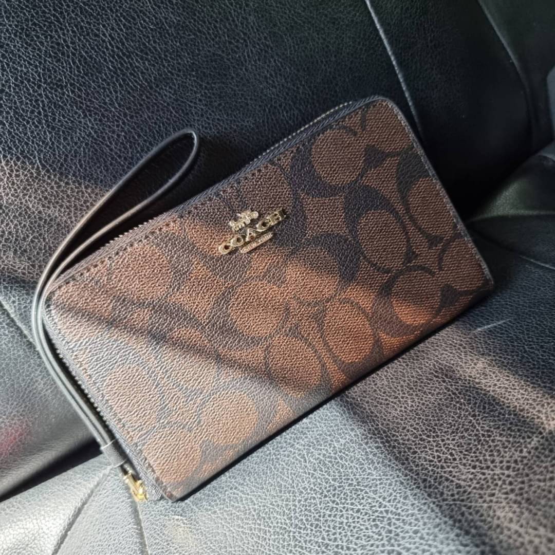 COACH F57468 PHONE WALLET IN SIGNATURE COATED CANVAS กระเป๋าสตางค์ถนอมมือถือ!! 2IN1 สุดๆ ใส่โทรศัพท์ ใส่เงิน ใส่บัตร ครบถ้วน!! จบในใบเดียวจ้า ขนาดกำลังเหมาะมือ วัสดุหนังแคนวาสเคลือบลาย คุณภาพดี สาวๆมีไว้ติดตัวสักใบ ไม่ผิดหวังจ้า