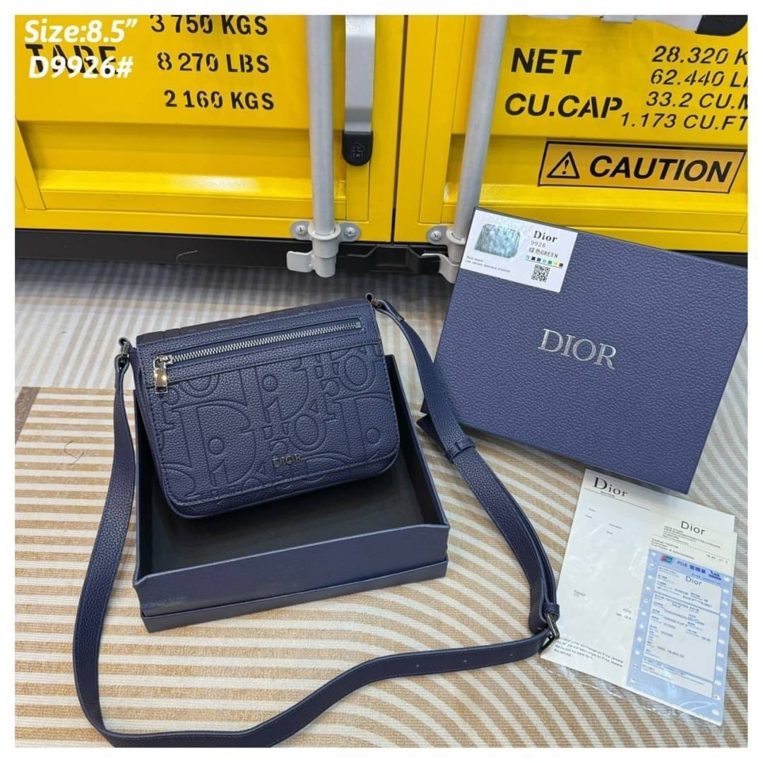 DIOR Messenger Bag with Flap กระเป๋าสะพายทรงแมสเซ็นเจอร์ รูปทรงใหม่ทันสมัย ปั้มลายแบรนด์สง่างามเหนือกาลเวลา ใหม่ล่าสุด ไอเท็มที่หนุ่มๆต้องไม่พลาด -- [รับตัวแทนกระเป๋า]