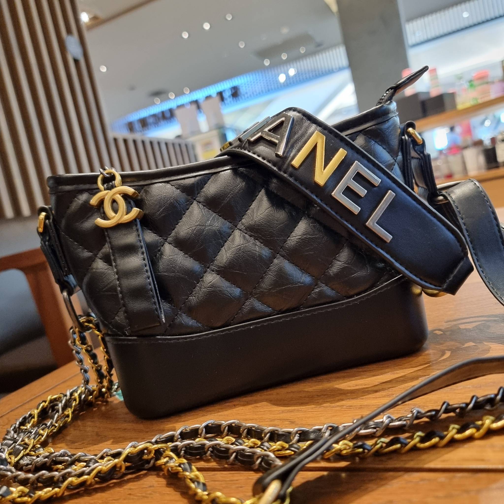8" CHANEL SHOULDER BAG / CHANEL GABRIELLE HOBO BAG ไซส์คลาสสิค กระเป๋าสะพายข้าง/ไหล่ หนังสังเคราะห์ นิ่ม หรู มาพร้อมพวงกุญแจสัญลักษณ์แบรนด์ พิเศษ!! สายคล้อง jumbo font เพิ่มดีเทลความแพง อะไหล่พร้อมโซ่สะพายสีทองสลับสีเงินรมดำ สามารถสะพาย crossbody หรื