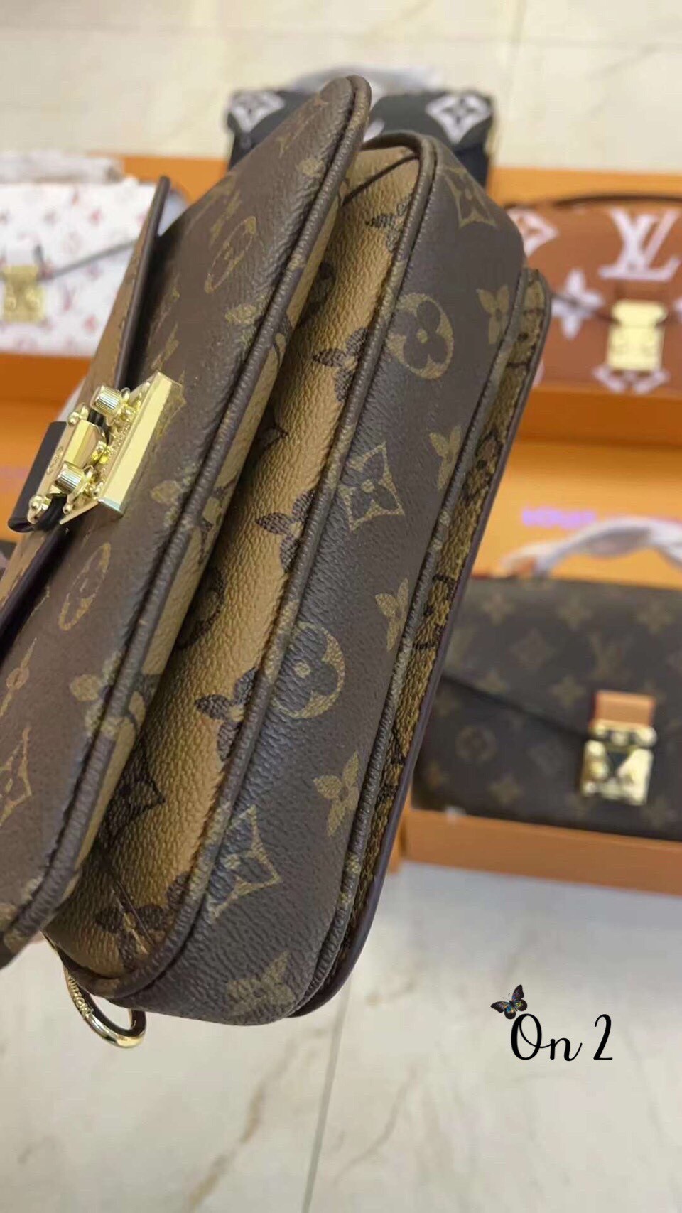 LV Pochette Metis East West Bag งานสวยเป๊ะ มาพร้อมสายโซ่สีทองสำหรับสะพายไหล่แบบสั้นและสายหนังยาวอย่างมีสไตล์ลาย Monogram ตัวล็อกแบบ S-lock ด้านในกว้างใส่iPhoneได้มี3 ช่อง ช่องกระเป๋ามีซิปด้านใน