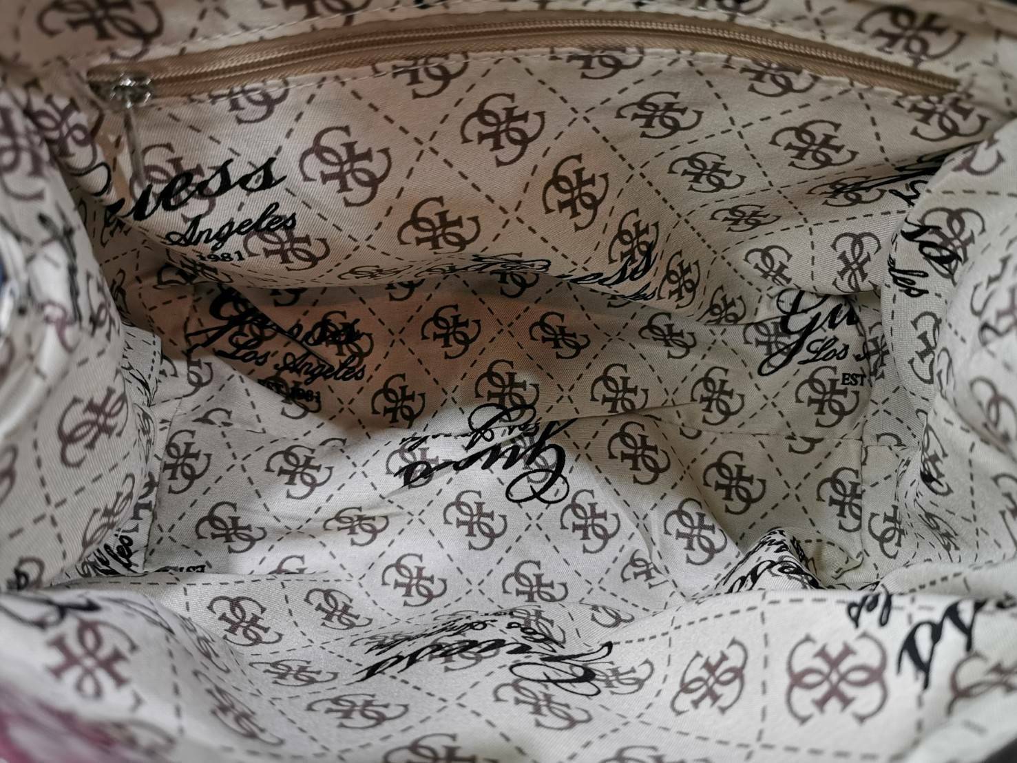 GUESS WOMAN CROSS BODY BAG กระเป๋าถือ/สะพายรุ่นใหม่ล่าสุดจาก GUESS FACTORY หนังสวยอยู่ทรงแข็งไม่ย้วย ขนาดกำลังดี น้ำหนักเบาด้านหน้าประดับโลโก้แบร์นพร้อมอะไหล่เงินที่หูหิ้วและมุมขอบกระเป๋าเพิ่มดีเทลเก๋ หูจับเเข็งแรงพับลงได้ เปิดปิดด้วยซิปสะดวกใช้ ภายในมีโล