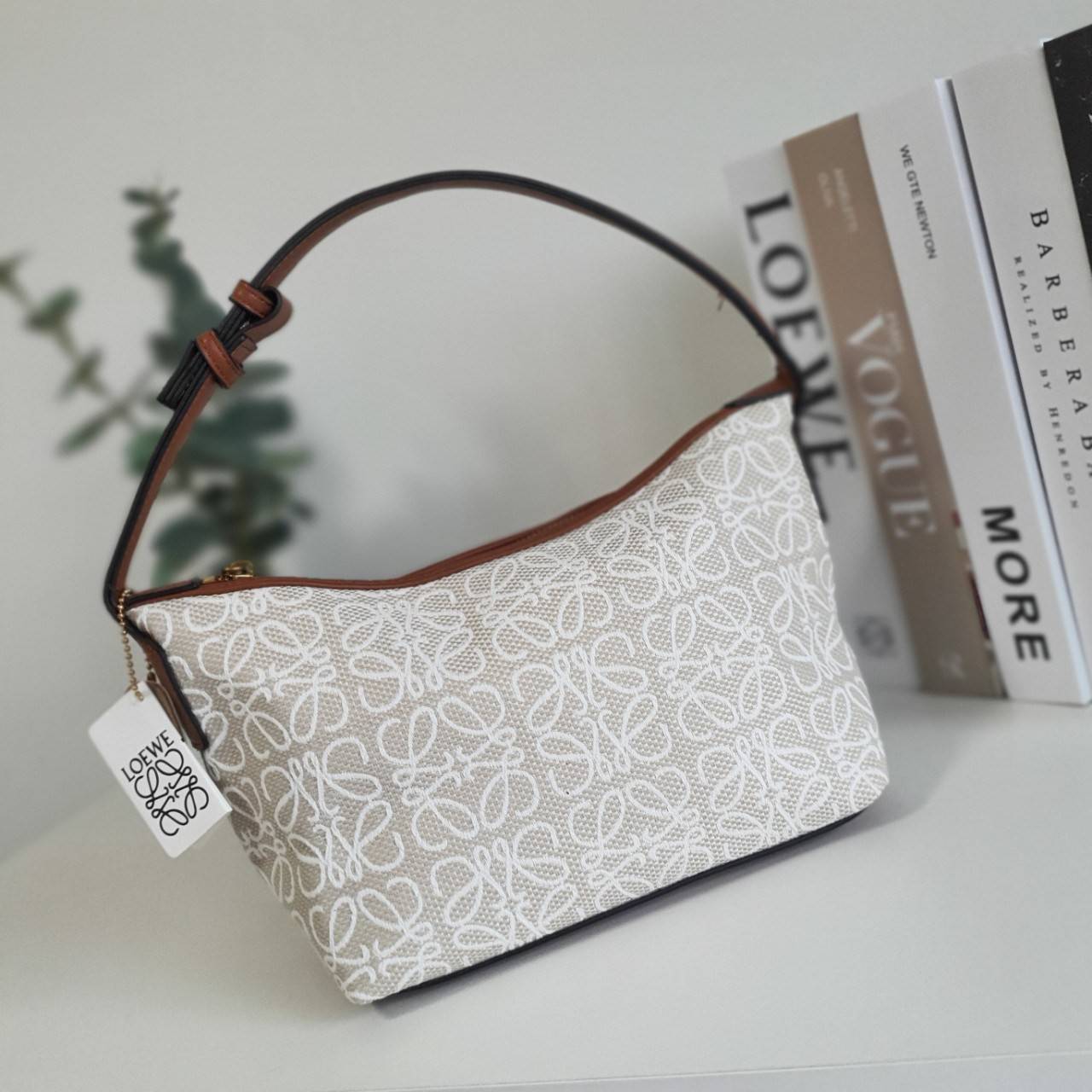 LOEWE CANVAS BAG VIP GIFT WITH PURCHASE (GWP) พรีเมี่ยมกิ๊ฟ Limited จาก LOEWE HAUTE PARFUME DUTYFREE COUNTER วัสดุ CANVAS ตัดหนังแท้ ดีไซน์ทรงยอดฮิตประจำปีเลย! ปักโลโก้แบรนด์บนผ้าทั้งใบเป็นเอกลักษณ์ เปิดปิดด้วยซิปยาวภายในโล่งกว้าง ใส่กระเป๋าสตางค์ยาว มือถ