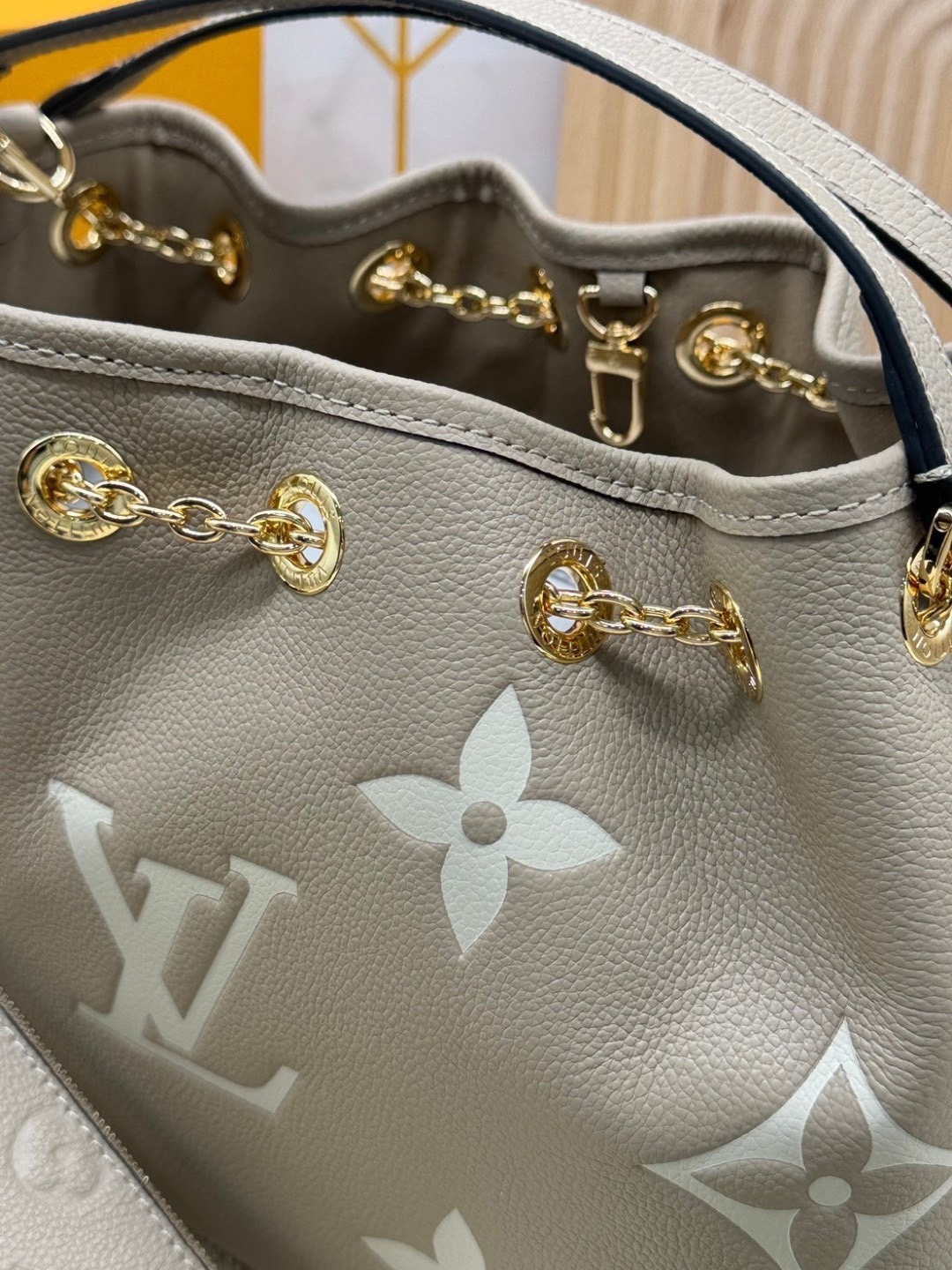 LV Bundle Bag / LV Bella Bucket Bag กระเป๋าสะพายทรงบัคเก็ตรุ่นใหม่ หนังแท้ Monogram Empreinte ตกแต่งอะไหล่สีทองหรูหราปั้มแบรนด์ รูปทรงกระเป๋าเพรียวบางใช้งานได้ตั้งแต่เช้าจรดค่ำแมตช์กับเสื้อผ้าได้ทุกชุด หูจับแบบคู่ใช้ถือก็ดู ล้ำสมัย