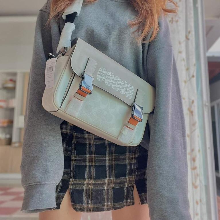 COACH TRACK CROSSBODY IN COLORBLOCK WITH COACH PATCH C6657 C8128 หล่อบอกต่ออีกหนึ่ง กระเป๋าสะพายทรงแมสเซ็นเจอร์ รุ่นเอาใจหนุ่มๆ ที่สาวๆก็อยากใช้!! ด้วยดีไซน์สีคัลเลอร์บล็อคที่โดดเด่น ทำให้ดูน่าใช้งาน วัสดุหนังแท้ สวยคมซ่อนหรู ฝากระเป๋ามีตัวล็อคแน่นหนา เปิ