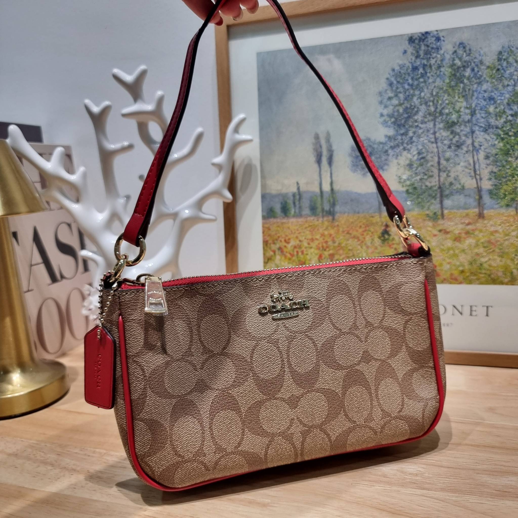 COACH TOP HANDLE POUCH F58321 พร้อมส่ง 9 สี กระเป๋าทรงพอช ยอดฮิต ยกขึ้นแท่น ด้วยดีไซน์ที่ออกมาให้ใช้งานได้ง่าย ขนาดกำลังเหมาะ