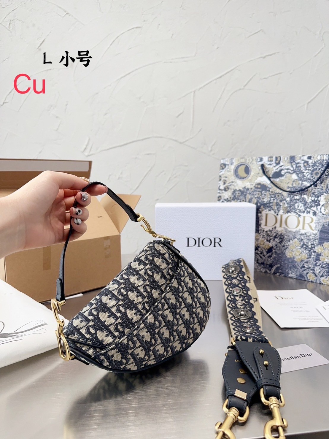 DIOR Saddle Bag with Strap 10" **รอบราคาพิเศษ** มาพร้อมสายครอสบอดี้สุดคุ้ม ไม่ได้รอบนี้คือพลาดน้า (ปกติสายยาวขายแยกนะคะ) กระเป๋ารุ่นยอดนิยม งานผ้าแจ็คการ์ดลาย Oblique ลูกเล่นห้อยด้วยตัวอักษร D ตรงหูหิ้วมีกิมมิค CD สีทอง