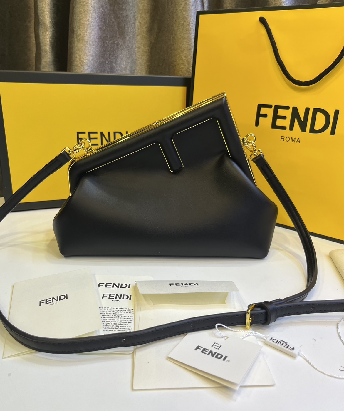 พร้อมส่ง 6 สี FENDI First Midi bag กระเป๋าทรงคลัชมาพร้อมสายสะพาย รูปลักษณ์สวยงามทันสมัย 🧡 เกรดออริจินอล 1:1 สลับแท้ ใช้งานต่างประเทศได้